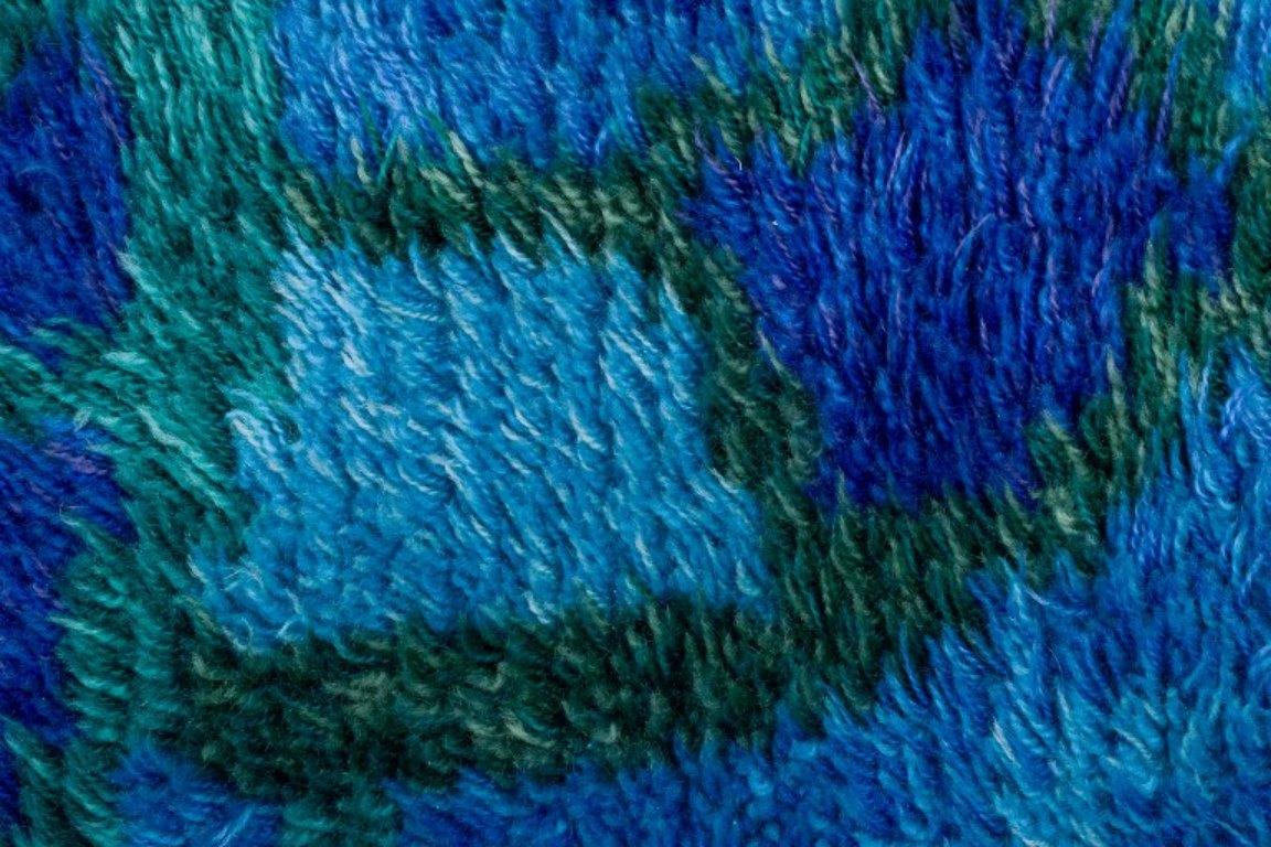 Schwedischer Designer, handgewebter Rya-Teppich in Blau-, Violett- und Grüntönen. (Handgewebt) im Angebot