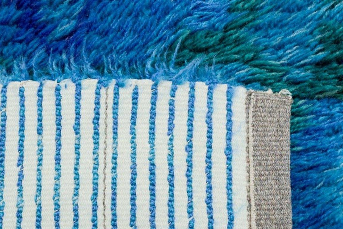 Schwedischer Designer, handgewebter Rya-Teppich in Blau-, Violett- und Grüntönen. im Zustand „Hervorragend“ im Angebot in Copenhagen, DK