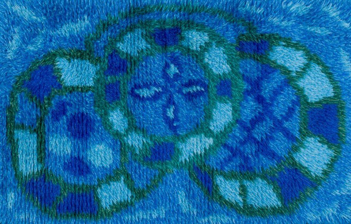 Schwedischer Designer, handgewebter Rya-Teppich.
Geometrisches Muster in blauen, violetten und grünen Farben.
Ungefähr 1970.
Perfekter Zustand.
Abmessungen: 136 cm x 85 cm.