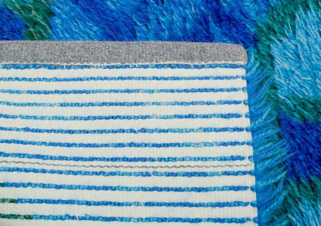Schwedischer Designer, handgewebter Rya-Teppich mit geometrischem Muster. im Angebot 1