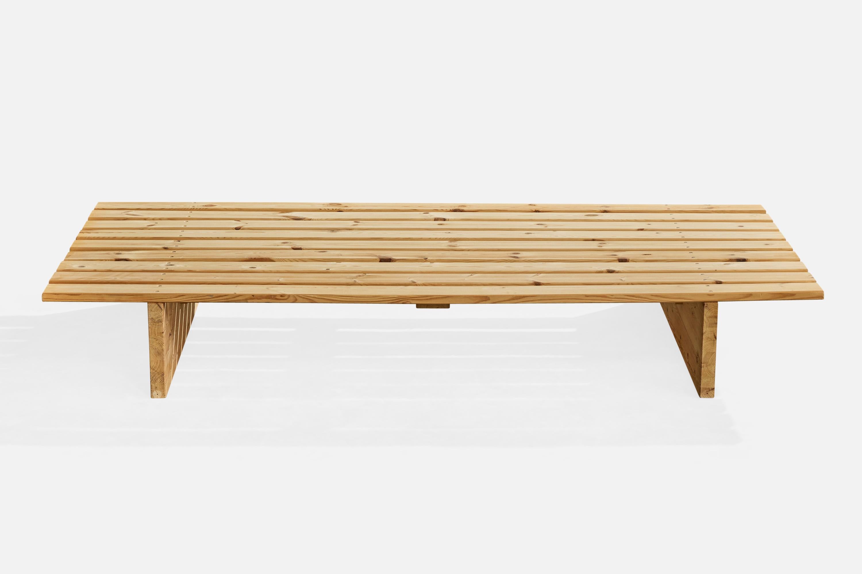 Swedish Designer, Large Bench, Pine, Sweden, 1980s Moderno de mediados de siglo en venta