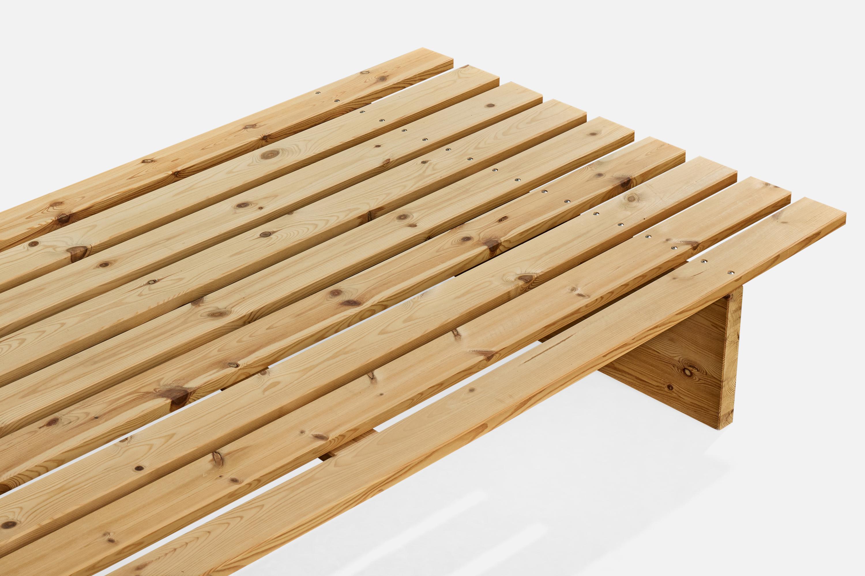 Swedish Designer, Large Bench, Pine, Sweden, 1980s finales del siglo XX en venta