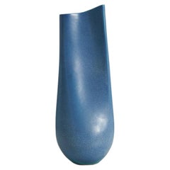 Diseñador sueco, Gran jarrón de forma libre, gres vidriado azul, Suecia, c. 1960