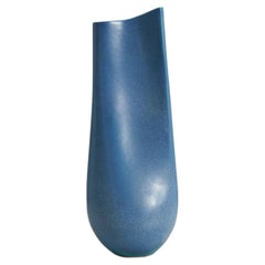 Schwedische Designerin, große Freiformvase, blau glasiertes Steingut, Schweden, ca. 1960er Jahre