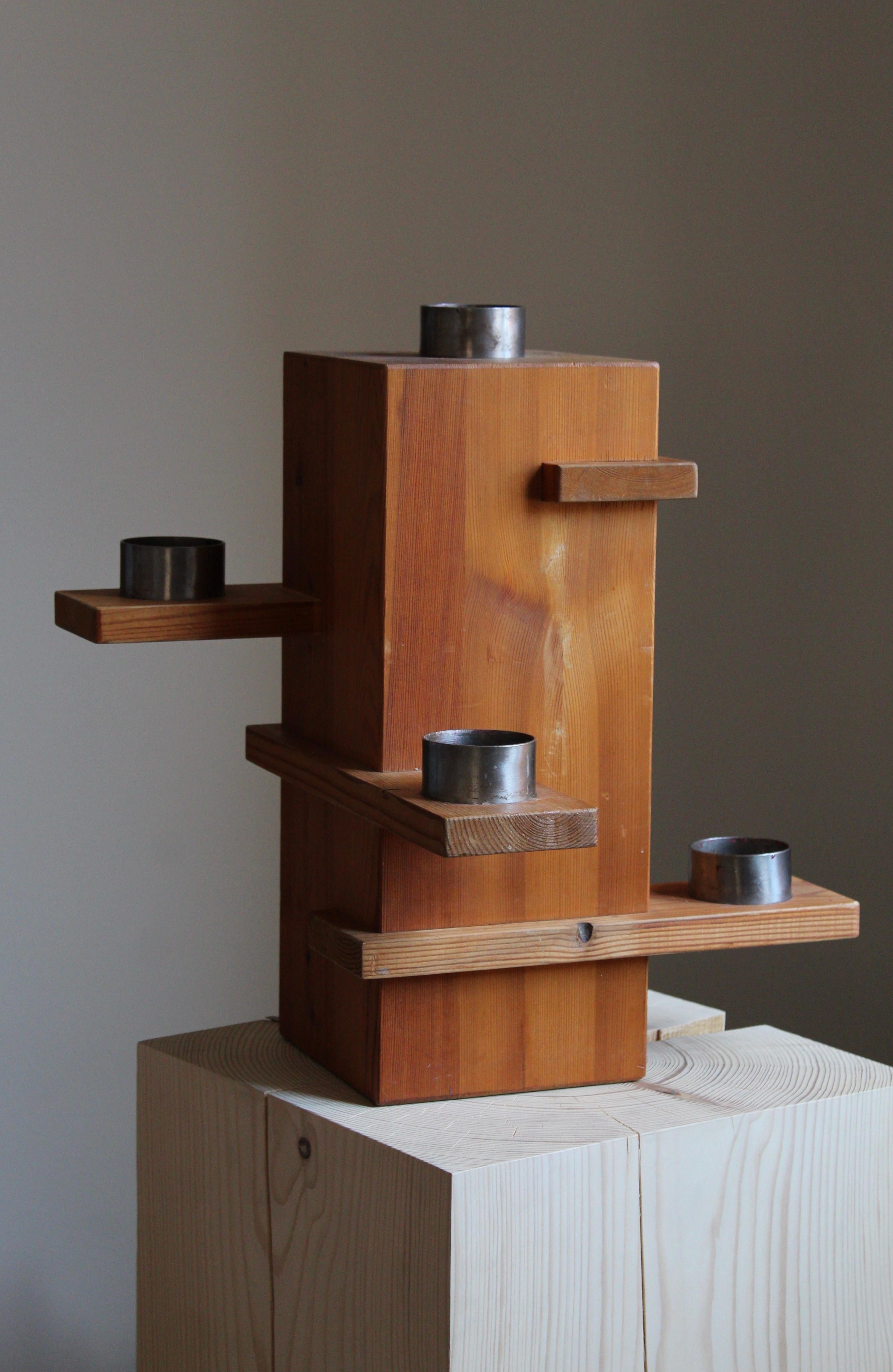 A large Minimalist candelabra or candleholder in solid pine and steel. Produced by an unknown designer, Sweden, 1970s. 5 candleholders, four arms.





  