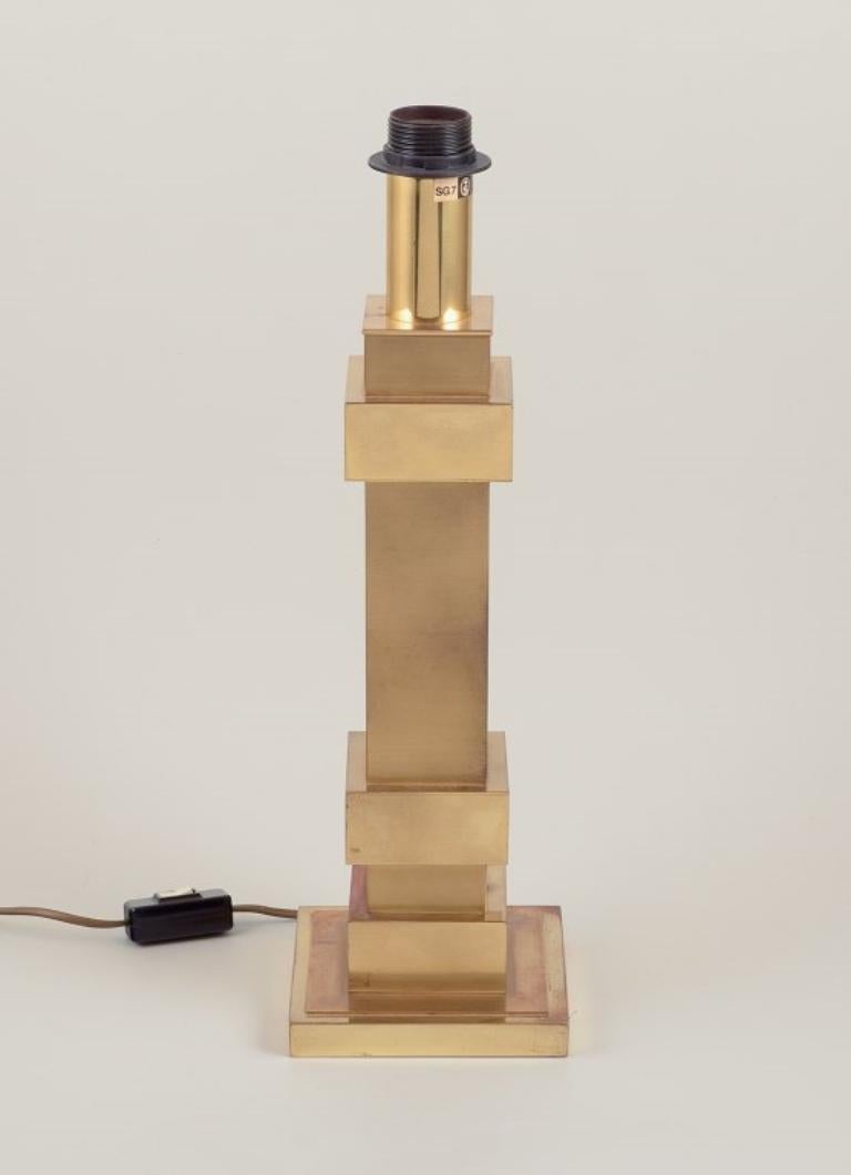 Swedish designer, large table lamp in brass.
Modernist Scandinavian design.
With switch.
1970s.
Label: SG7
Perfect condition.
Dimensions: H 46.0 cm x D 13.8 cm.
Cord length: 208 cm.