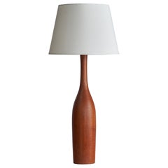 Diseñador sueco, Lámpara de mesa grande, teca, latón, Suecia, años 60