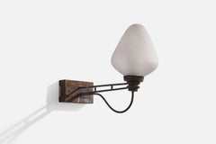 Schwedische Designerin, große Wandleuchte, Eisen, Glas, Schweden, 1930er Jahre