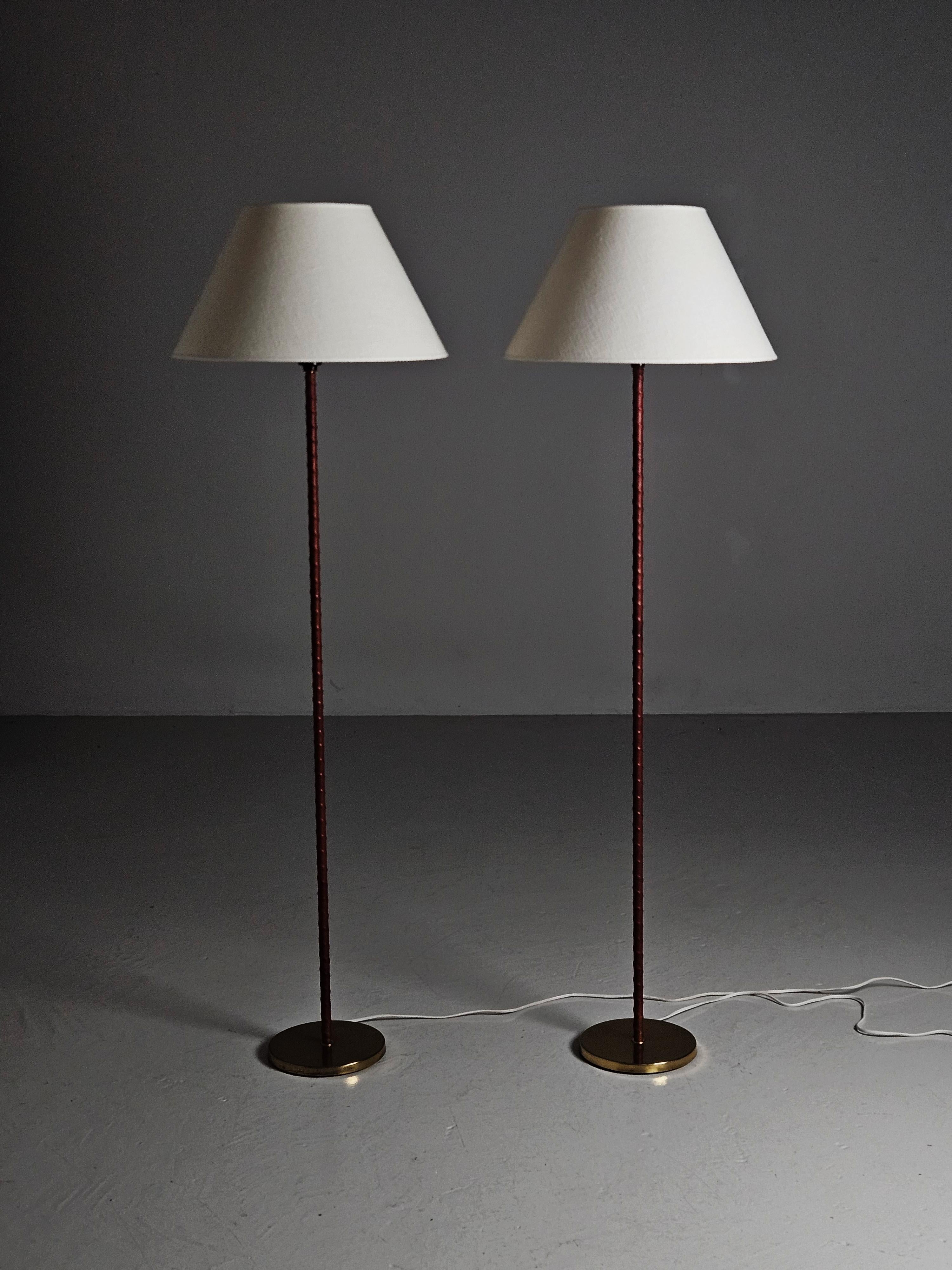 Lovely pair of floor lamps made by unknown designer for Möller Armatur Eskilstuna (MAE), Sweden, during the 1950s.

Very clean design. Brass foot in the bottom of a slender neck wrapped in leather. 
