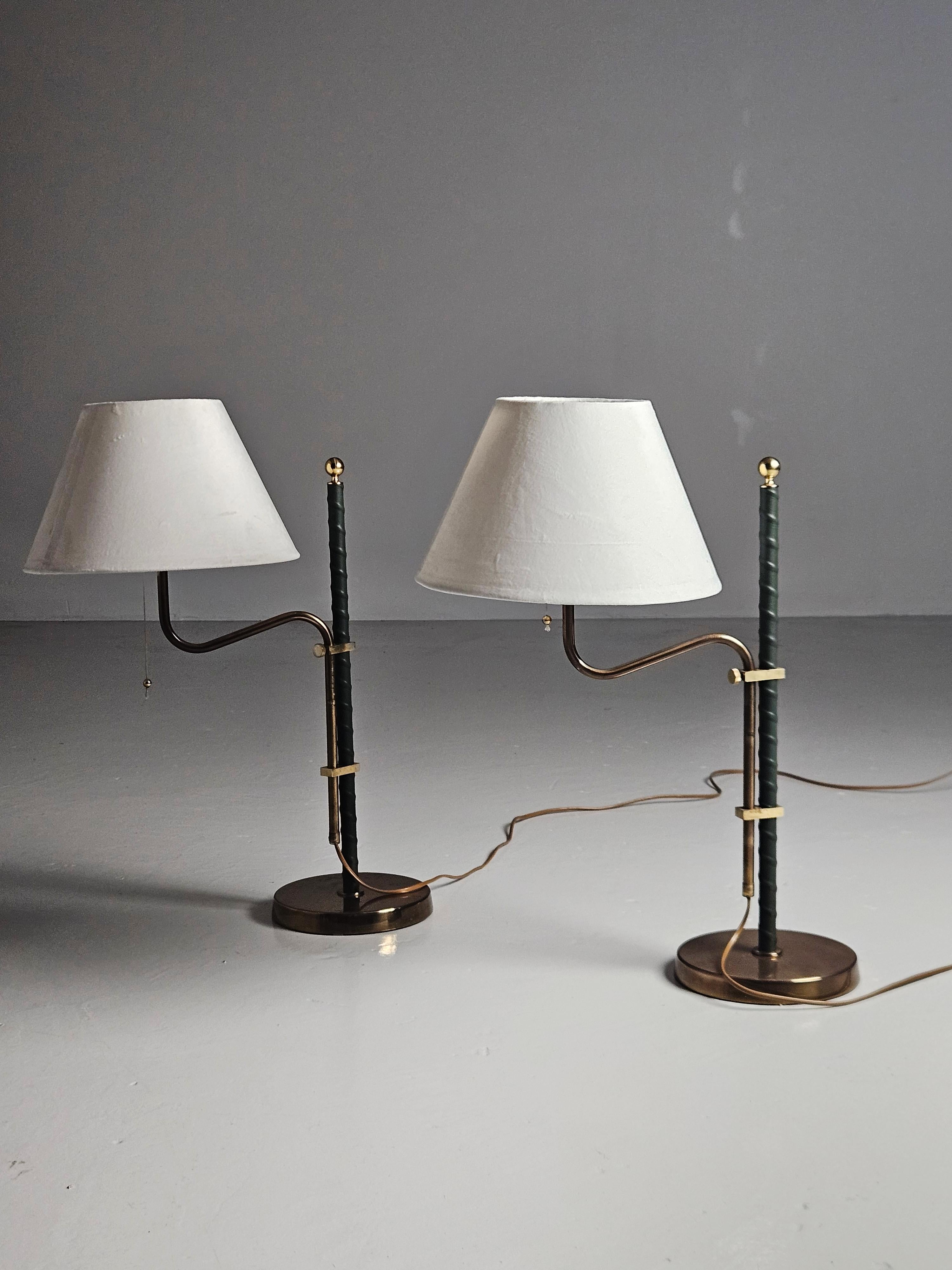 Paire de lampes de table modèle 'B132' produites par Bergboms, Suède, dans les années 1960. 

Hauteur réglable. Le cou est enveloppé de cuir vert. 