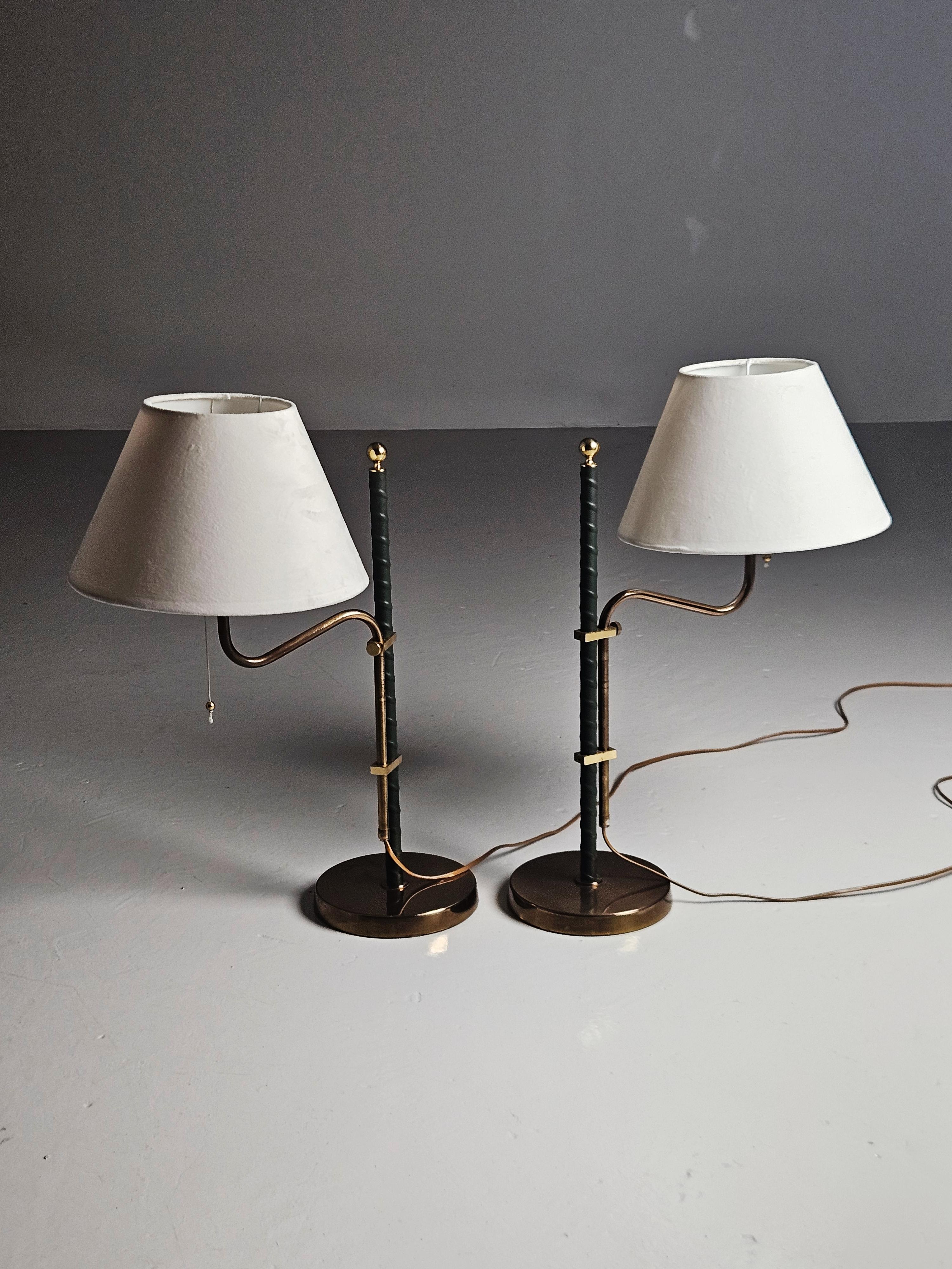 Suédois Lampes de table de designer suédois en cuir et laiton, Bergboms, années 1960 en vente