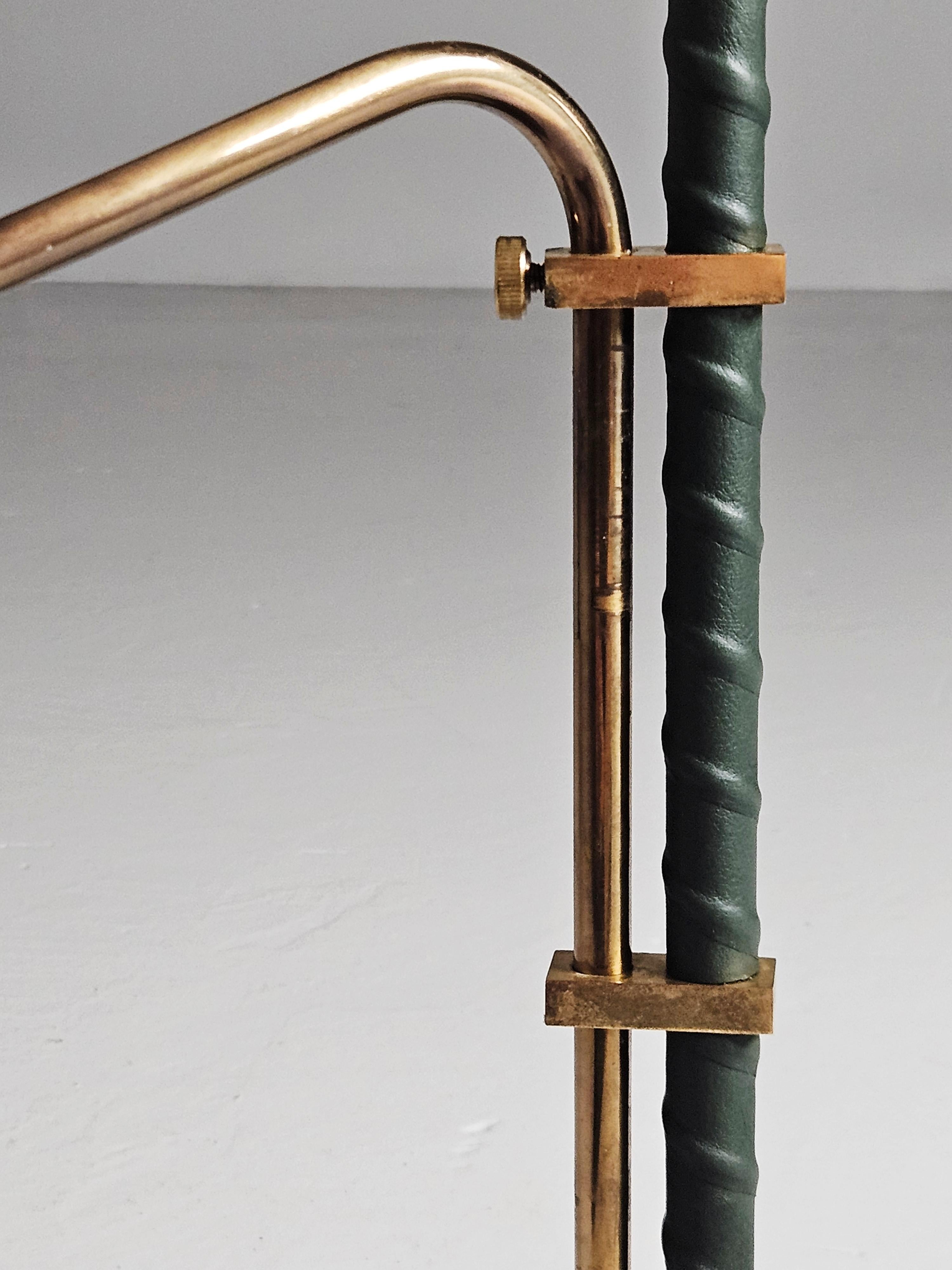 20ième siècle Lampes de table de designer suédois en cuir et laiton, Bergboms, années 1960 en vente