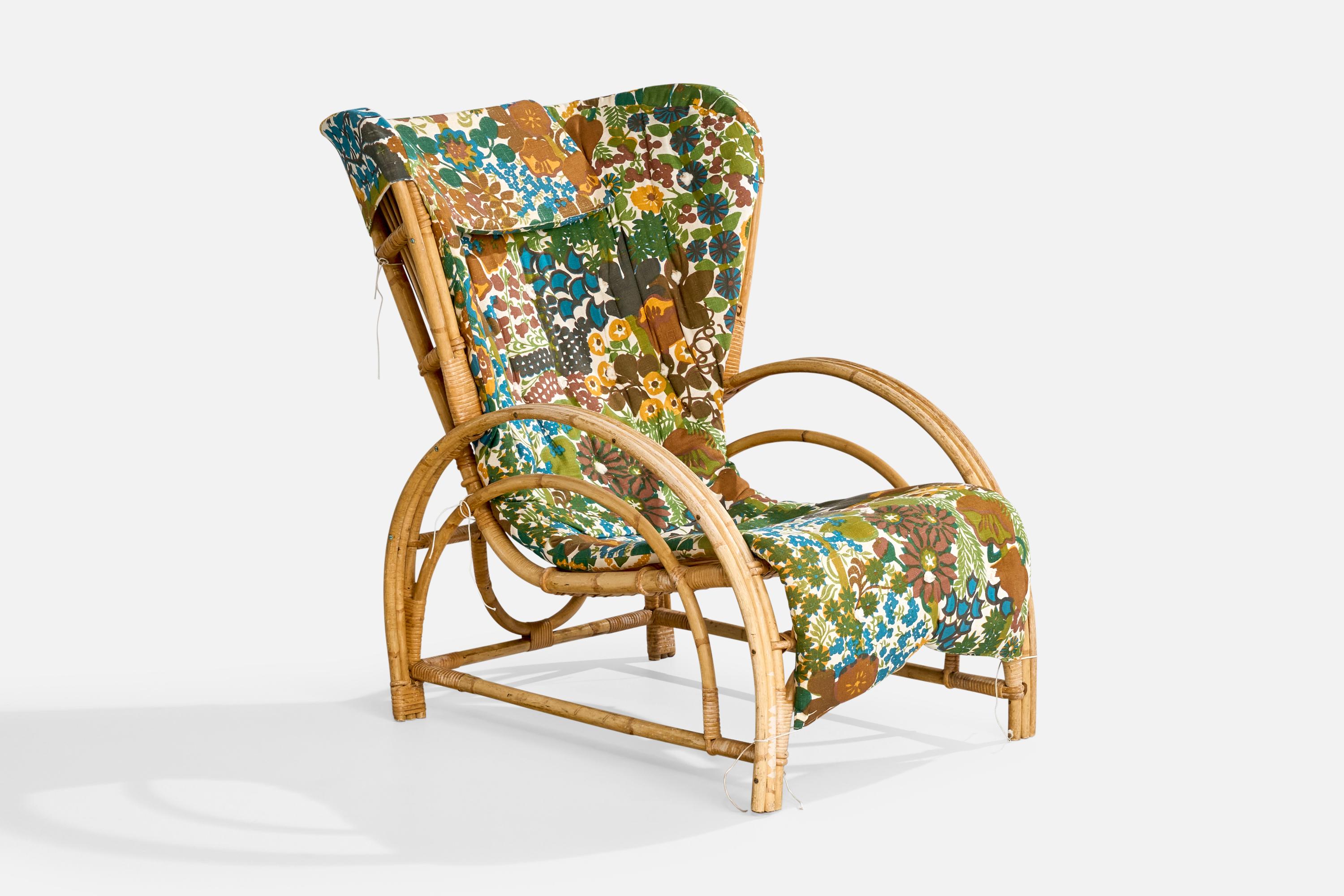 Chaise longue en bambou et tissu imprimé de fleurs, conçue et fabriquée en Suède, c.C. 1940.

Tissu Vintage en bon état.

Dimensions : 35.5