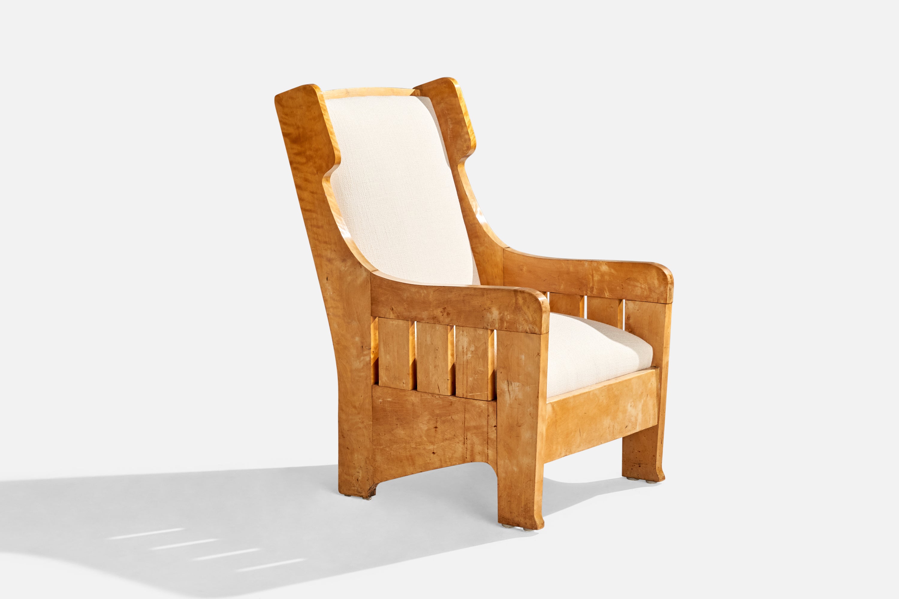 Chaise longue en bouleau et tissu blanc, conçue et fabriquée en Suède, vers 1900.

Rembourré dans un tissu neuf.

Dimensions totales : 43,375 