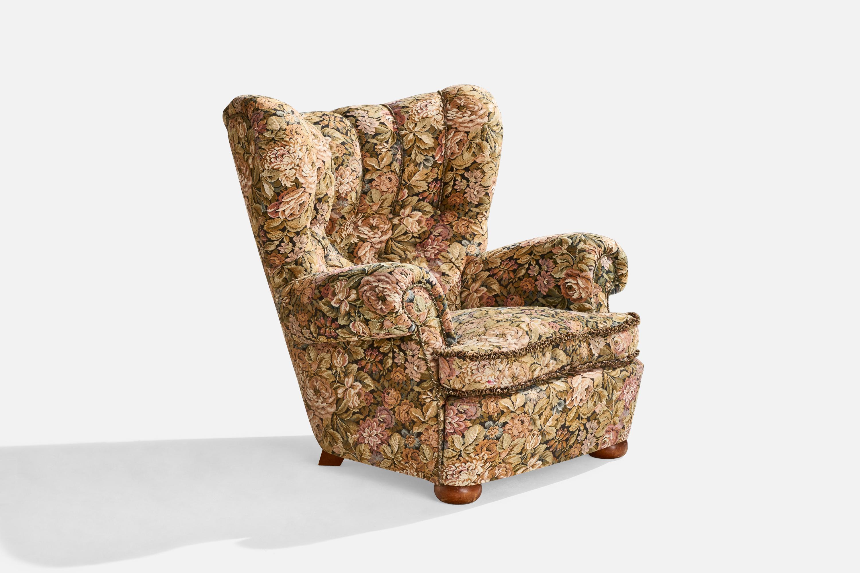 Sillón de tela floral y madera diseñado y fabricado en Suecia, c. 1940.

Altura del asiento: 16,5

