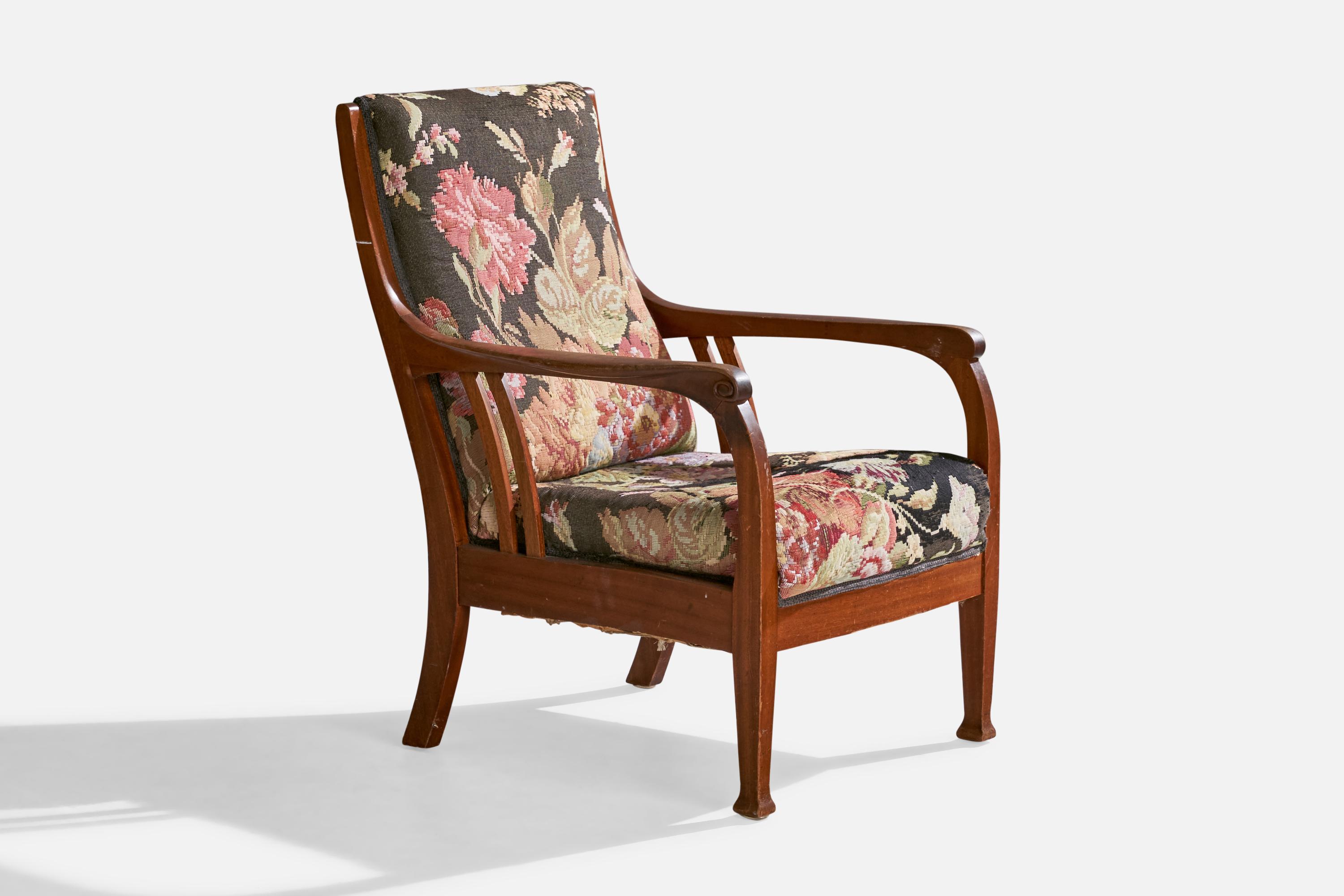 Sedia da salotto in rovere tinto scuro e tessuto con ricami floreali, progettata e prodotta in Svezia, nel 1900 circa.

Altezza del sedile: 18