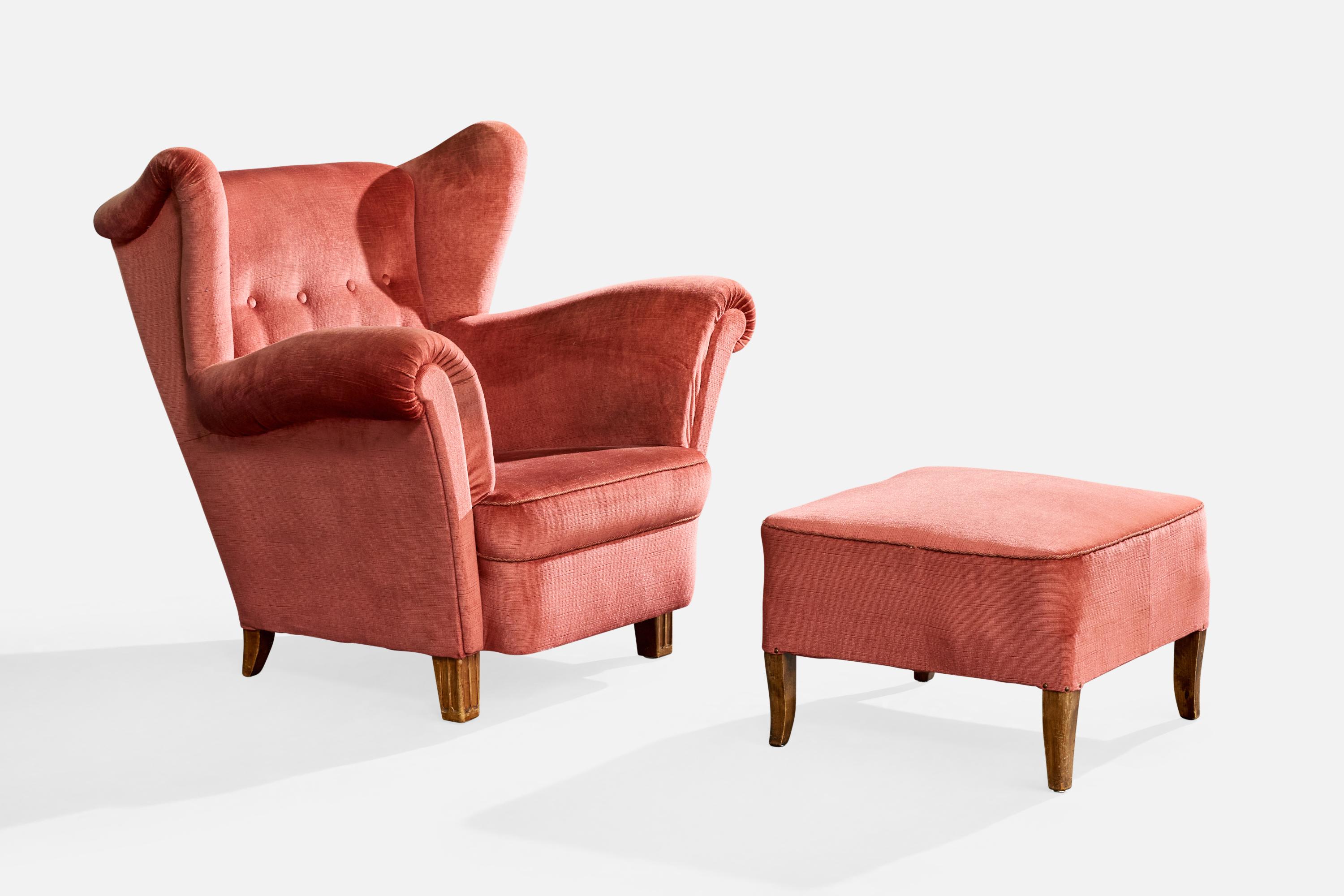 Chaise longue en bois et velours rouge avec ottoman, conçue et fabriquée en Suède, c.C. 1940.

Usure modérée à forte du tissu. Les pieds en bois présentent des éraflures mineures à modérées.

Dimensions du tabouret : 16