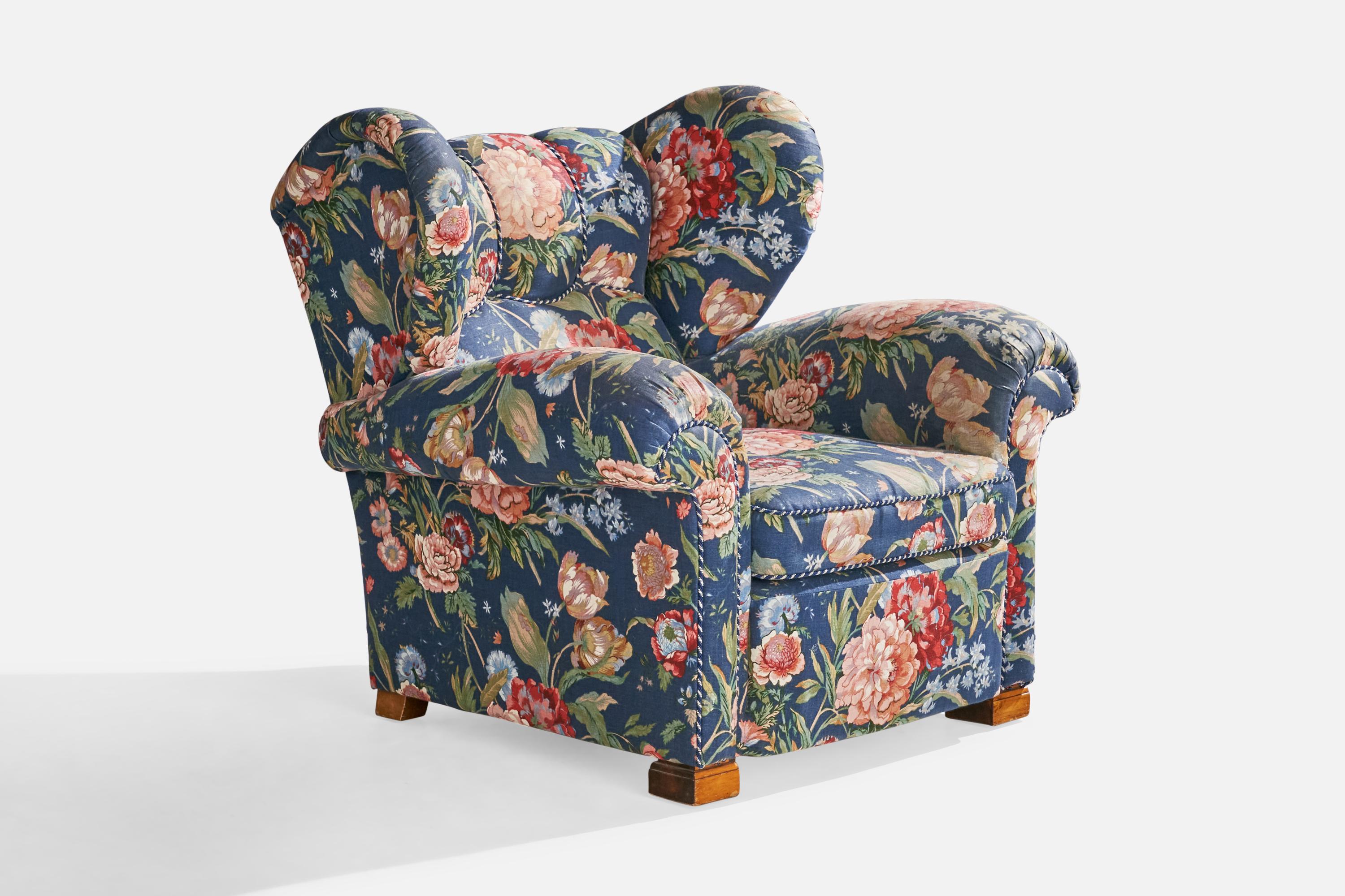 Chaise de salon en bois et en tissu imprimé de fleurs, conçue et produite en Suède, C.C.

Dimensions : 36.625