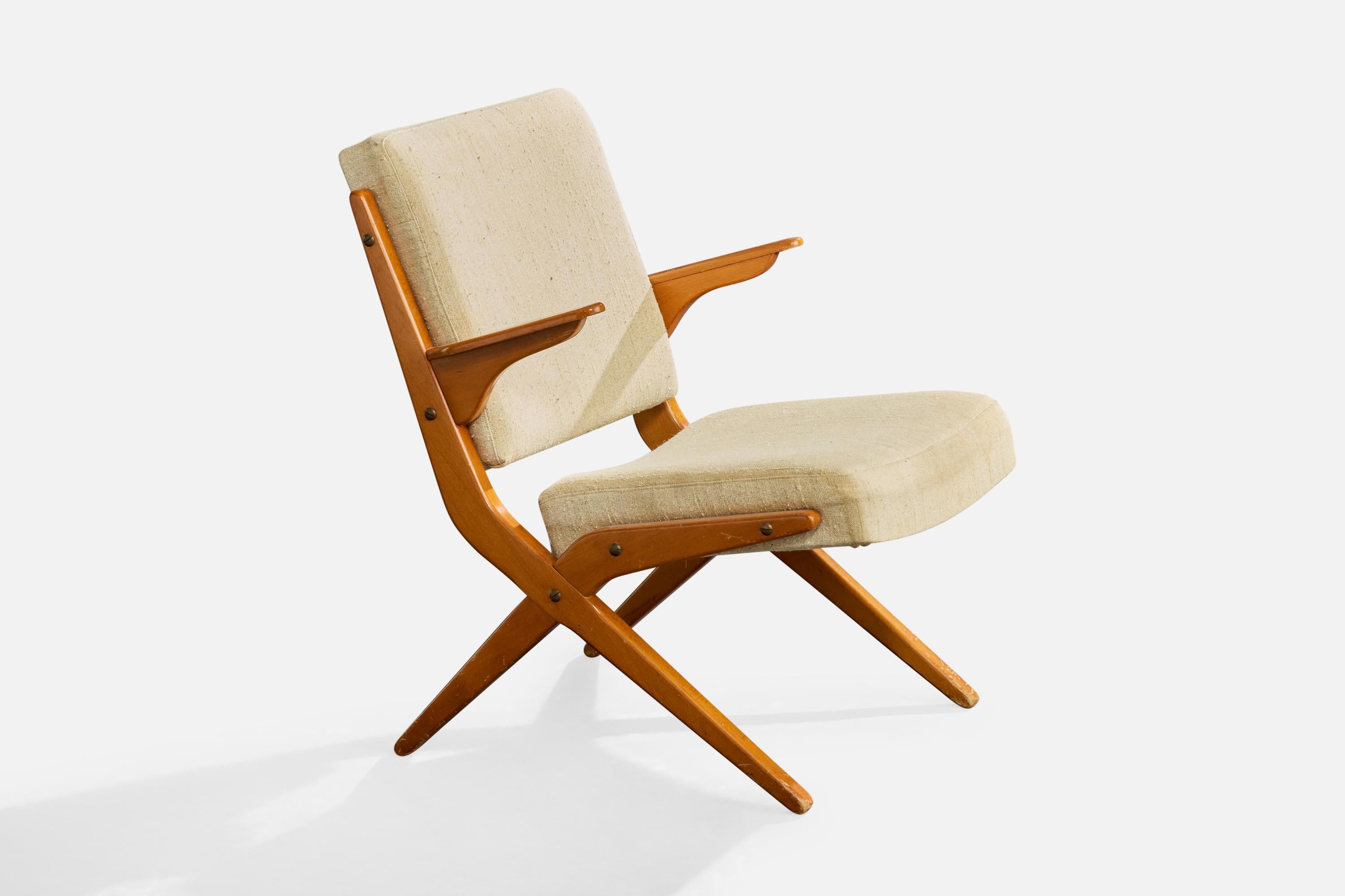 Loungesessel aus Holz und cremefarbenem Stoff, entworfen und hergestellt in Schweden, ca. 1950er Jahre.

Mäßige Abnutzungserscheinungen an den Armlehnen (Absplitterungen in der Holzoberfläche) durch regelmäßigen Gebrauch.

Das Sitzkissen hat leichte