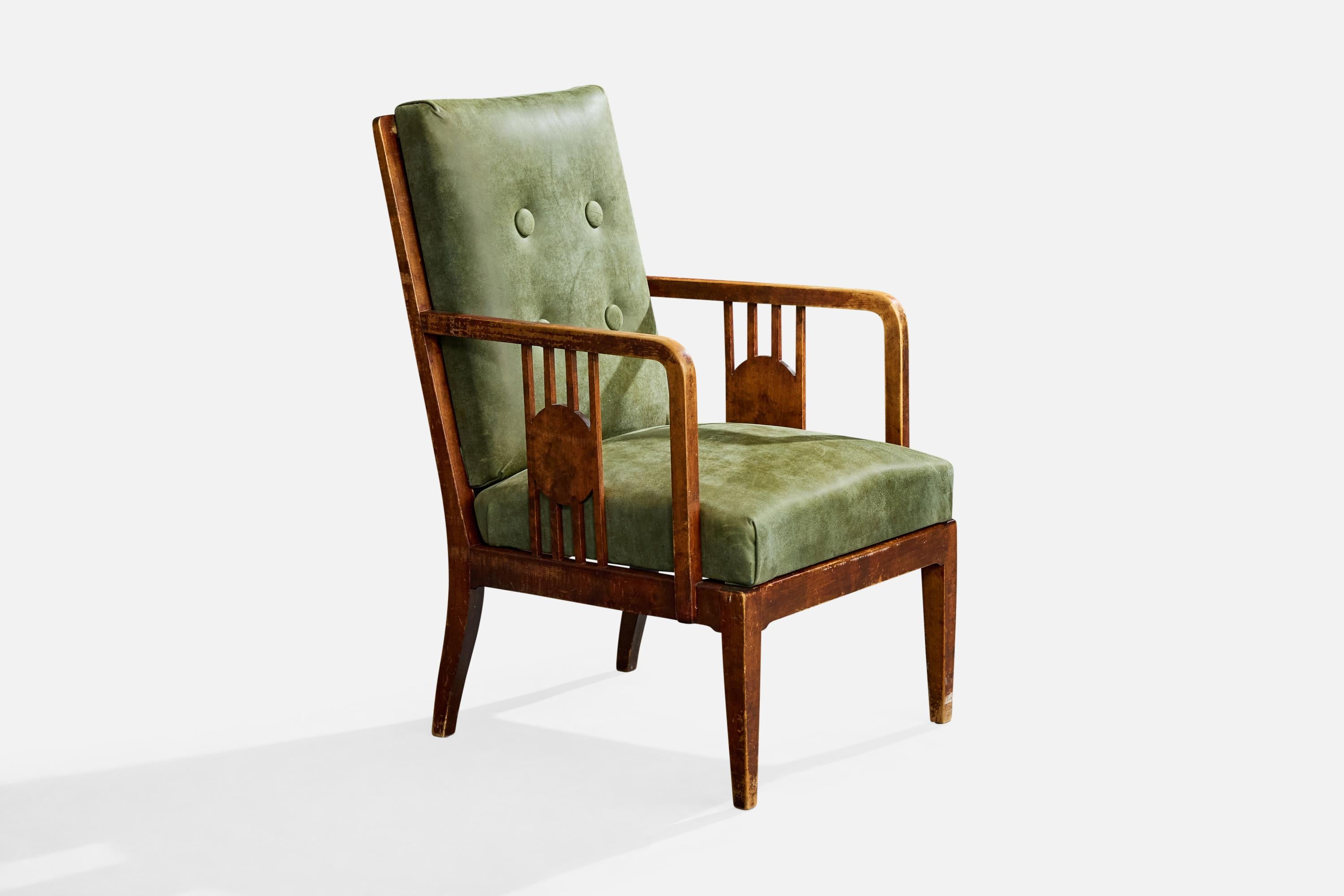 Chaise de salon en cuir vert et en bois taché de sombre, conçue et produite en Suède, C.C.

Les accoudoirs et les pieds sont très usés.

Imperfections mineures à modérées sur l'ensemble du cadre en bois.

Le dossier extérieur présente une déchirure