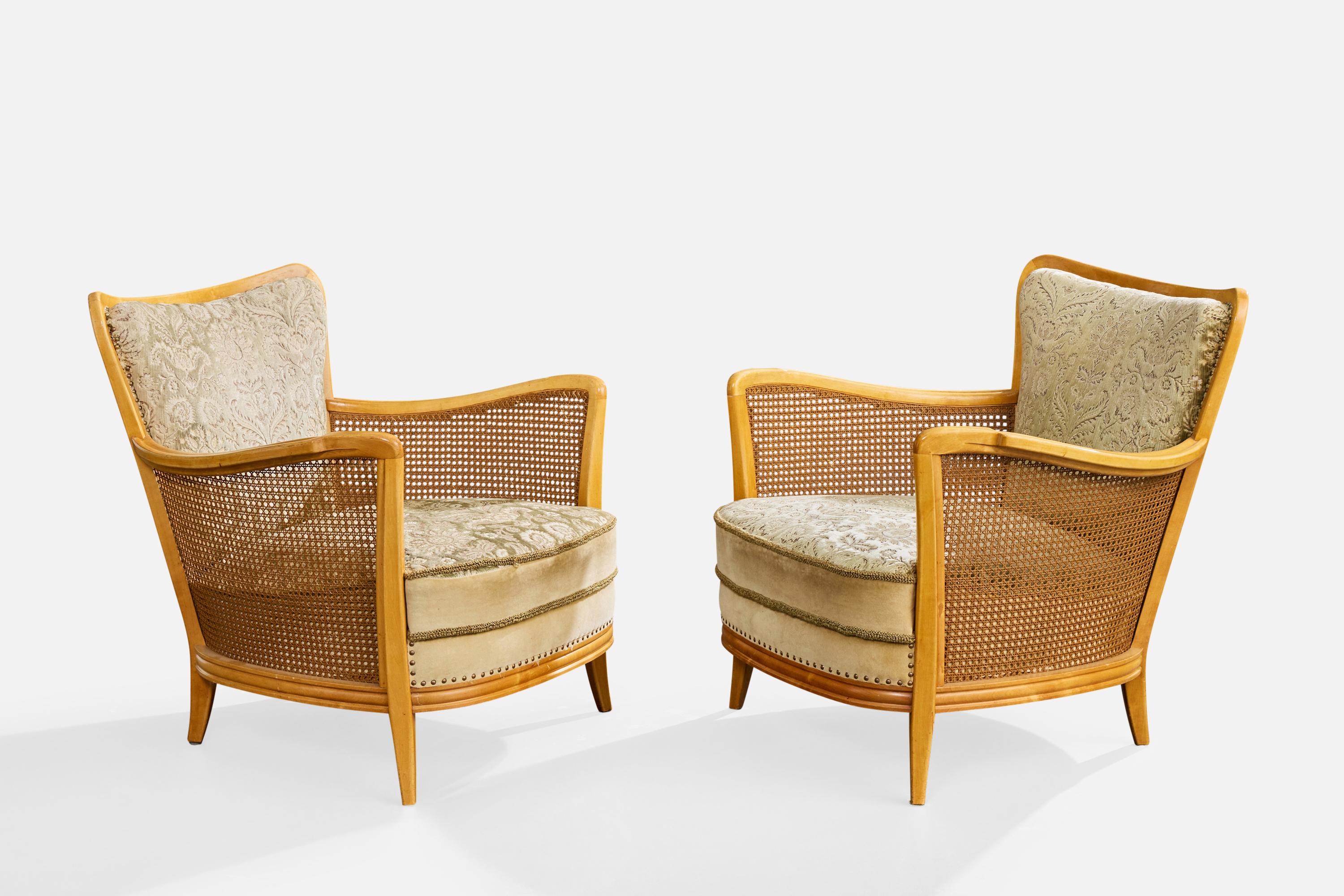 Paire de chaises longues en bouleau, canne et tissu, conçues et produites en Suède, vers les années 1930.

Petites imperfections au niveau de la canne.

Tissu Vintage dans un état moyen à dégradé, il est recommandé de le retapisser.

Dimensions