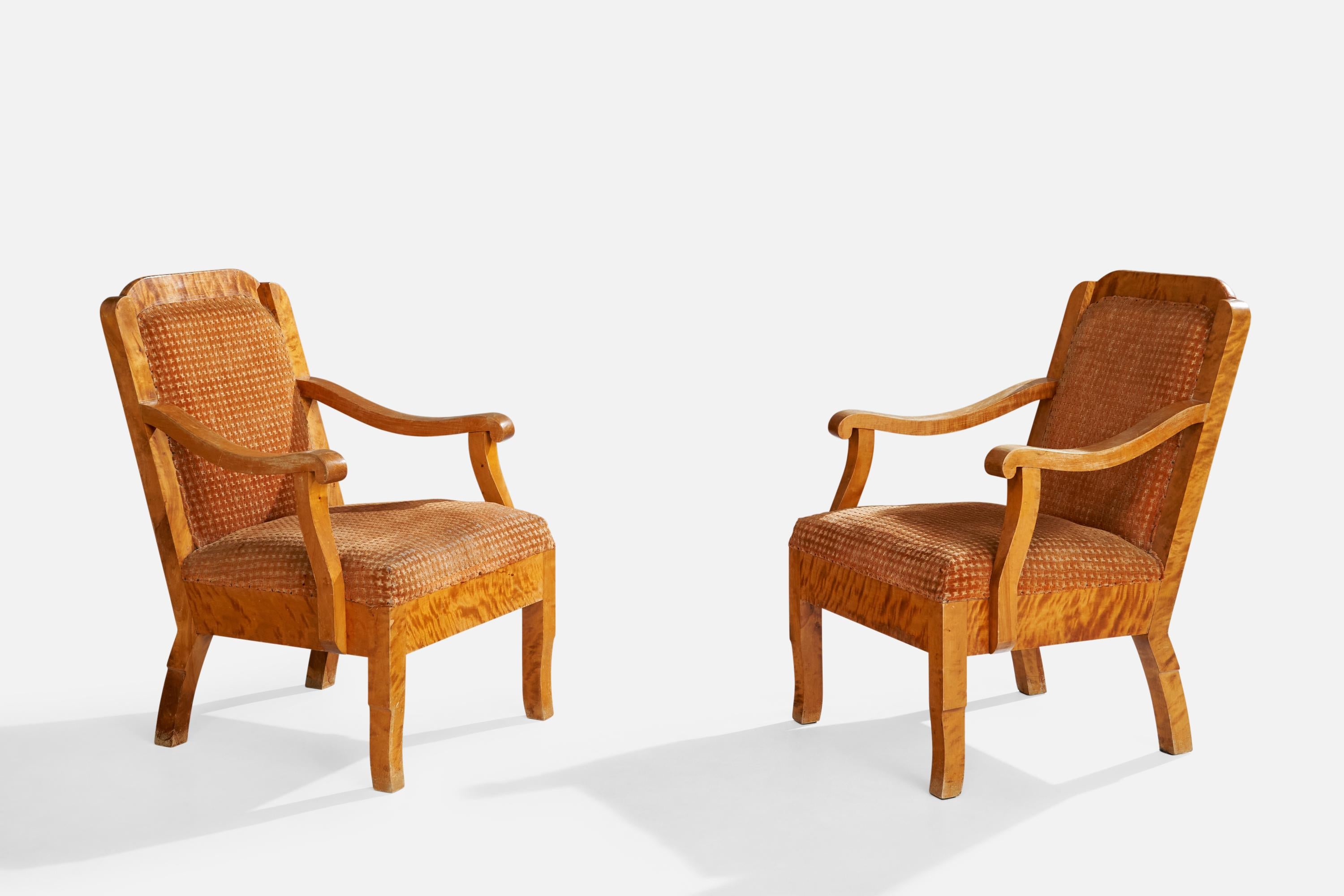 Paire de chaises longues en bouleau et tissu orange marron, conçues et produites en Suède, vers 1900.

Dimensions : 35.6