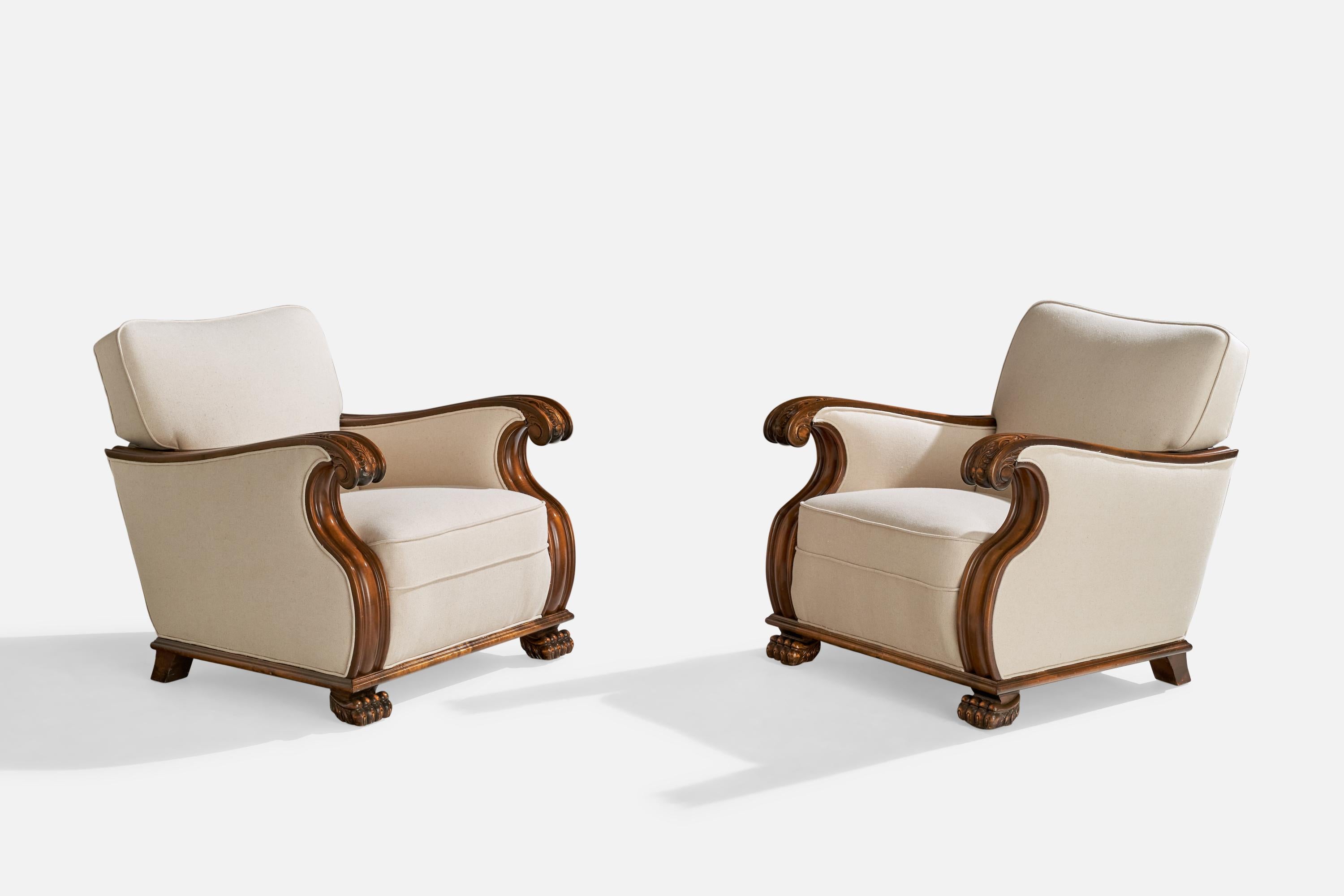 Paire de chaises longues en bouleau teinté foncé et tissu blanc, conçues et produites en Suède, vers les années 1920.

Dimensions : 31