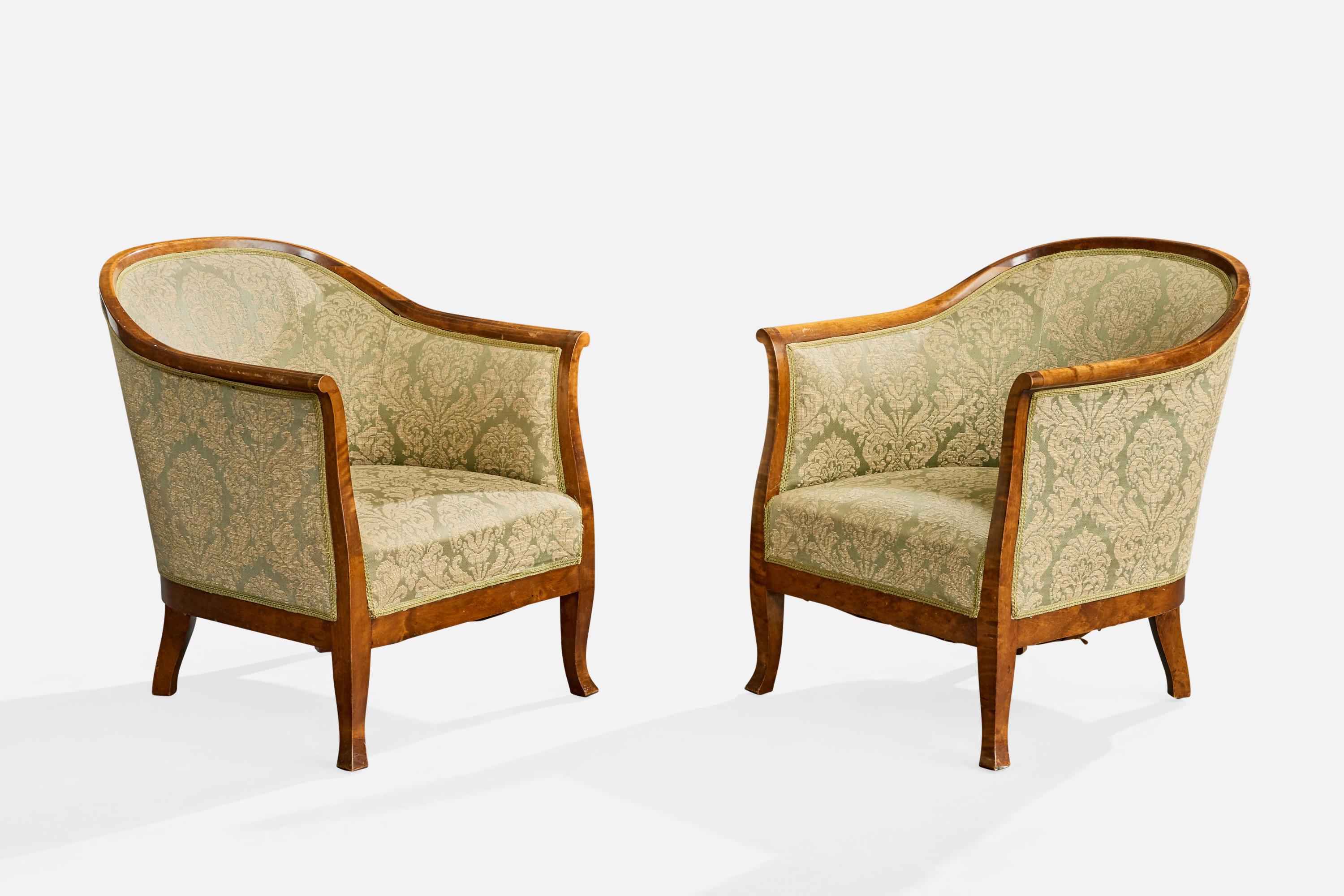 Paire de chaises longues en tissu vert et en bouleau teinté, conçues et produites en Suède, vers les années 1930.

L'un d'entre eux a une garniture détachée sur l'accoudoir gauche.

L'autre a une garniture détachée en haut du dossier.

Usure mineure