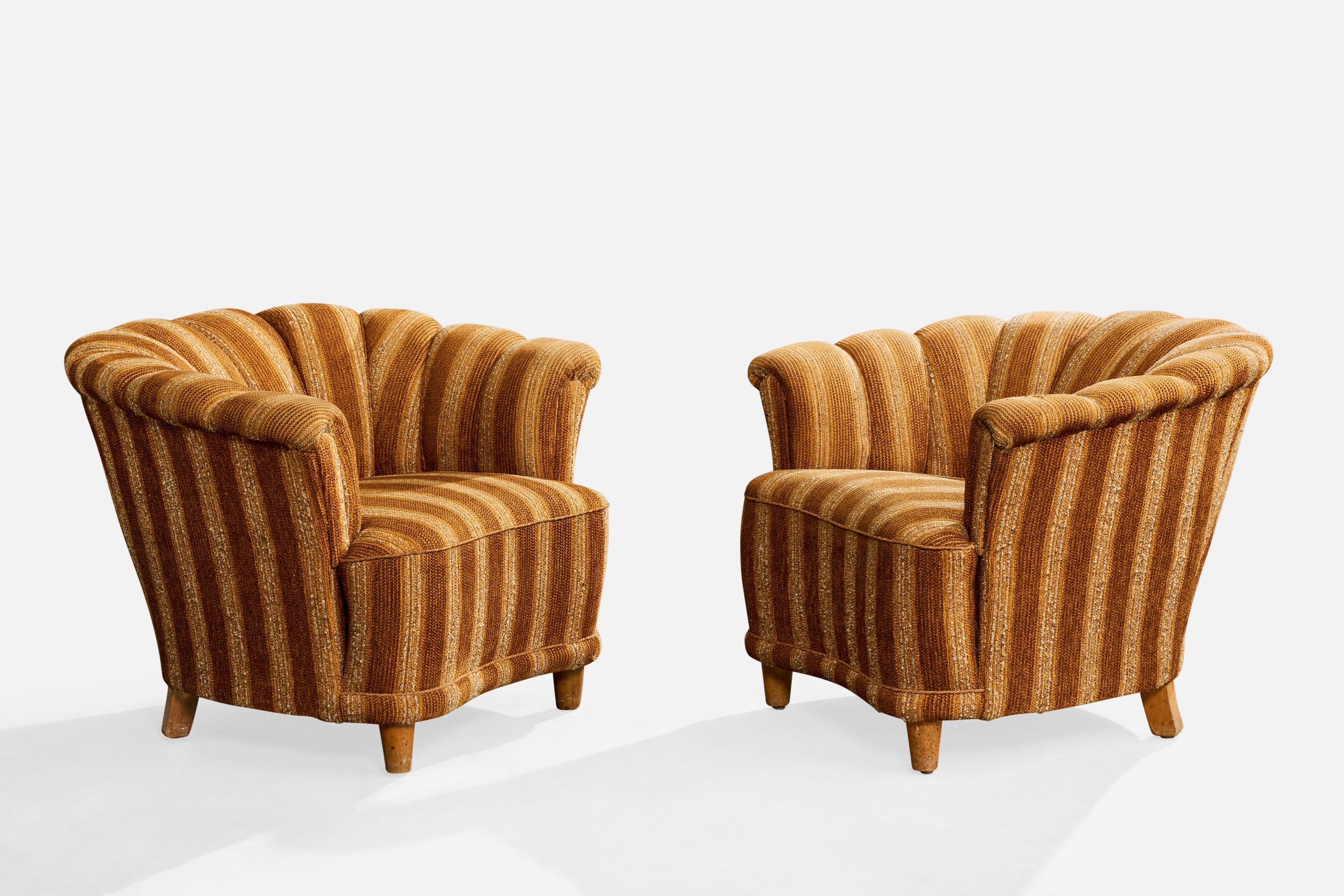 Paire de chaises de salon en bois et tissu beige à rayures brunes, conçues et produites en Suède, C.C.

Usure mineure à modérée du tissu (l'un d'eux présente un effilochage sur l'accoudoir).

Légères éraflures aux pieds.

Dimensions globales