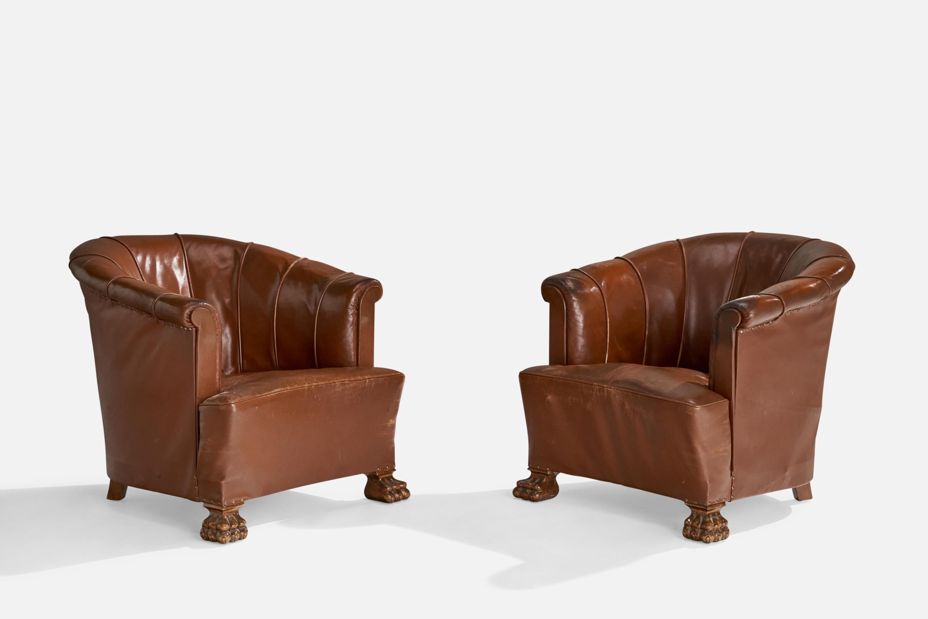 Paire de chaises longues en cuir brun et en bouleau teinté foncé, conçues et produites en Suède, vers les années 1930.

Hauteur du siège : 15