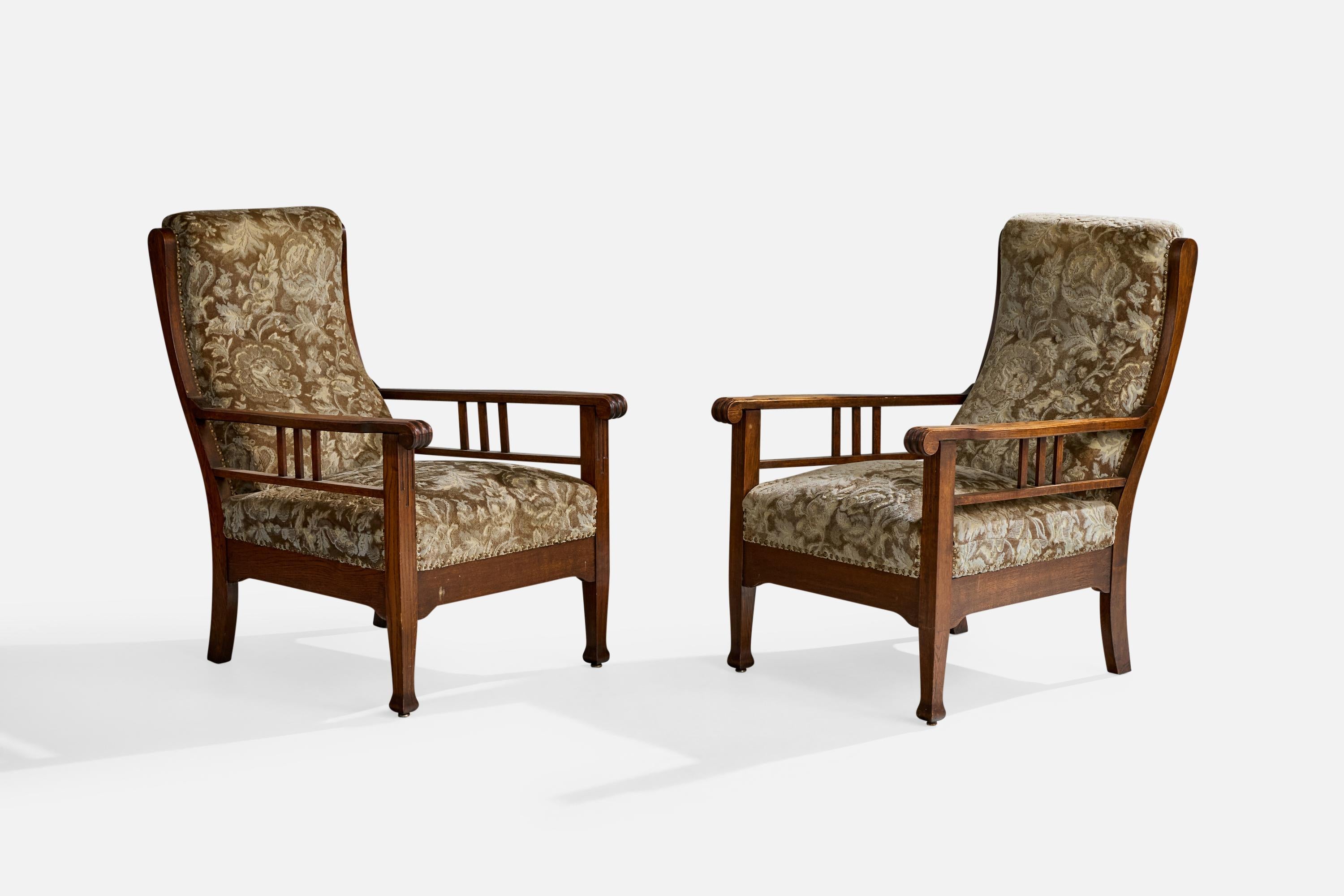 Coppia di sedie da salotto in rovere tinto scuro e tessuto a stampa floreale, progettate e prodotte in Svezia, 1900 circa.

Dimensioni complessive (pollici): 39.75 