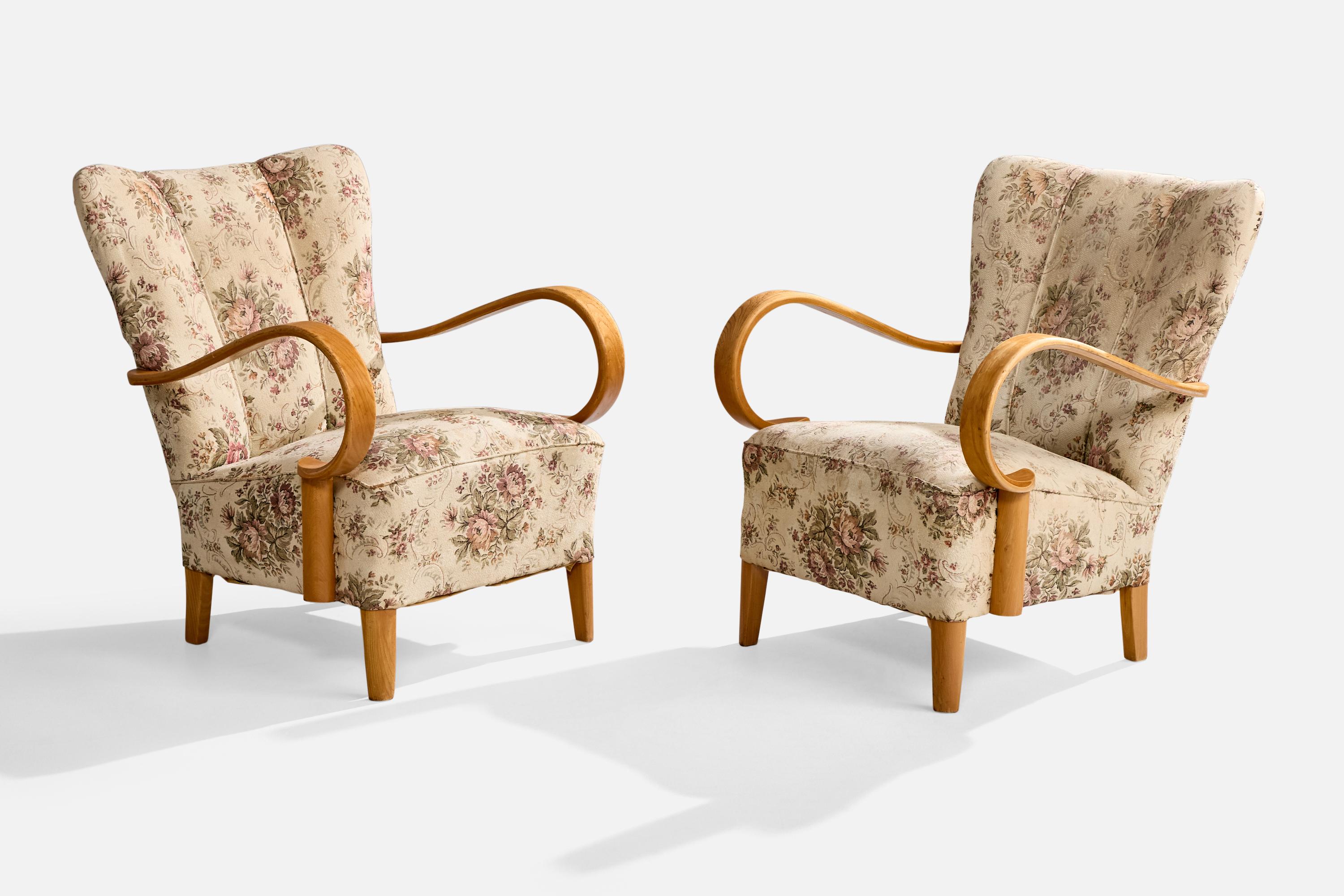 Paire de chaises longues en chêne et tissu imprimé de fleurs, conçues et produites en Suède, c.C. 1940.

Tissu Vintage en bon état, idéalement retapissé.

Dimensions globales (pouces) : 33.25 