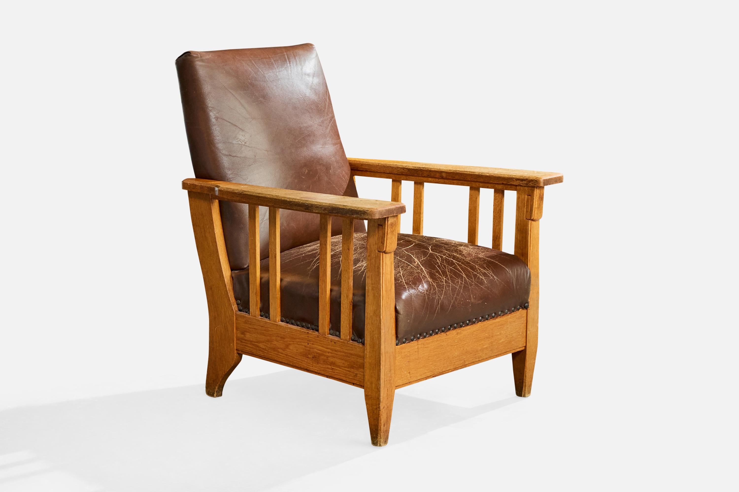 Designer suédois, chaises longues, Oak Oak, cuir, Suède, années 1910 État moyen - En vente à High Point, NC