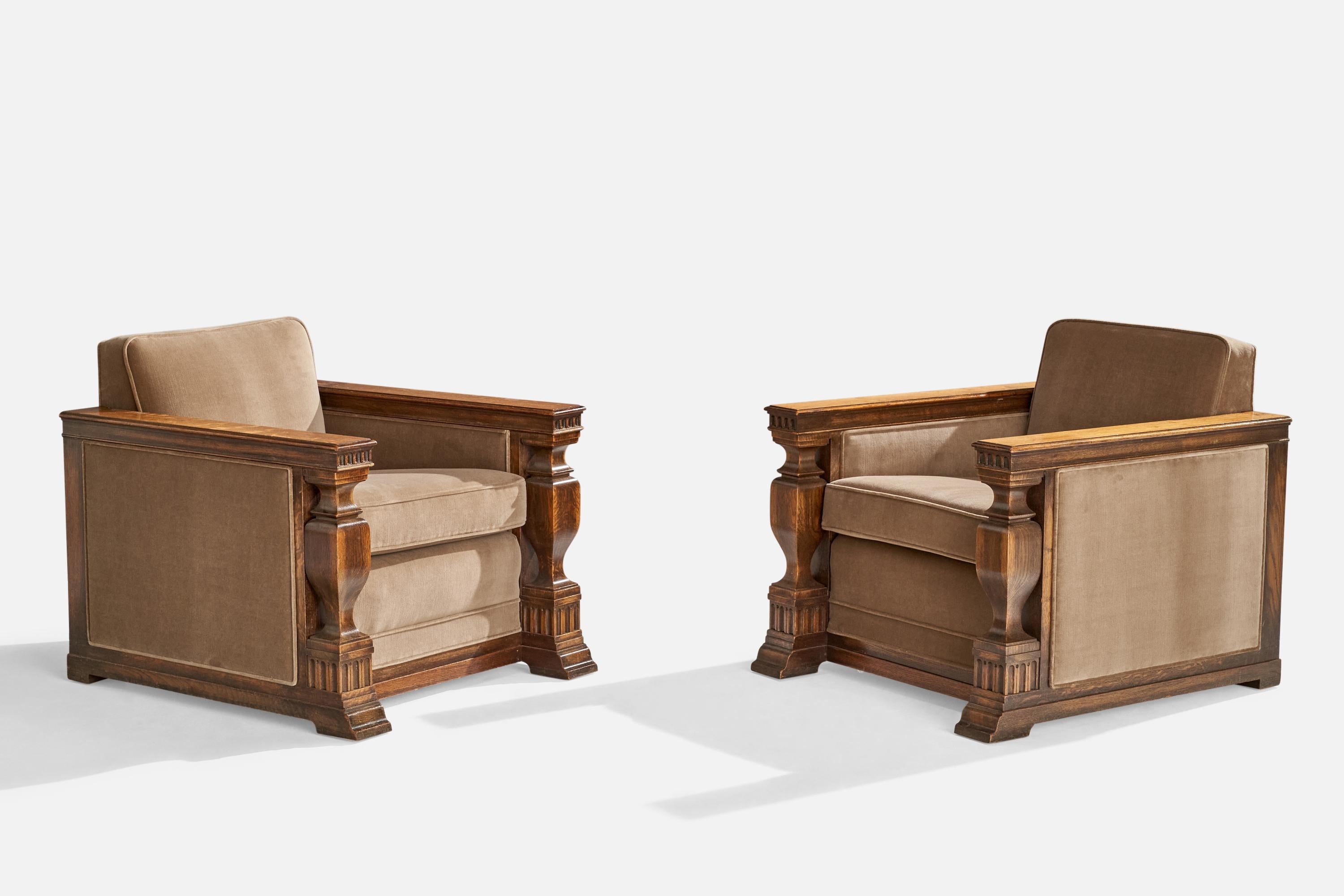 Paire de chaises longues en chêne teinté et en velours brun, conçues et produites en Suède, C.C.

Hauteur d'assise : 18,5
 
