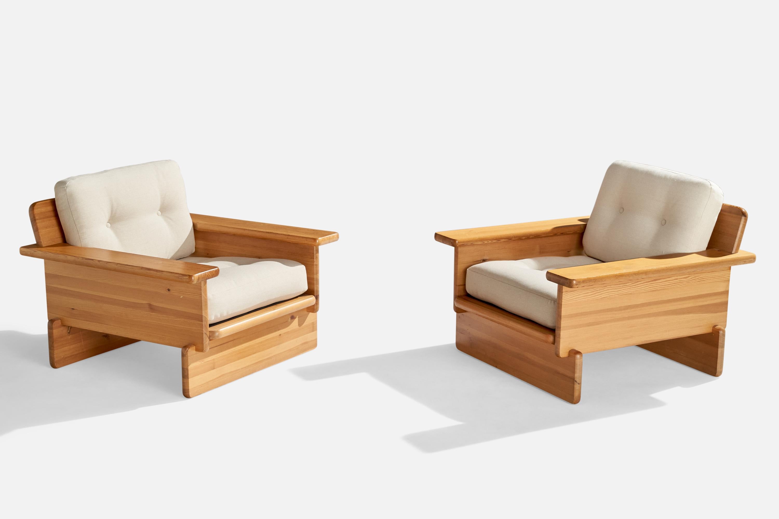 Paire de chaises longues en pin et tissu blanc, conçues et produites en Suède, C.C. 1970.


