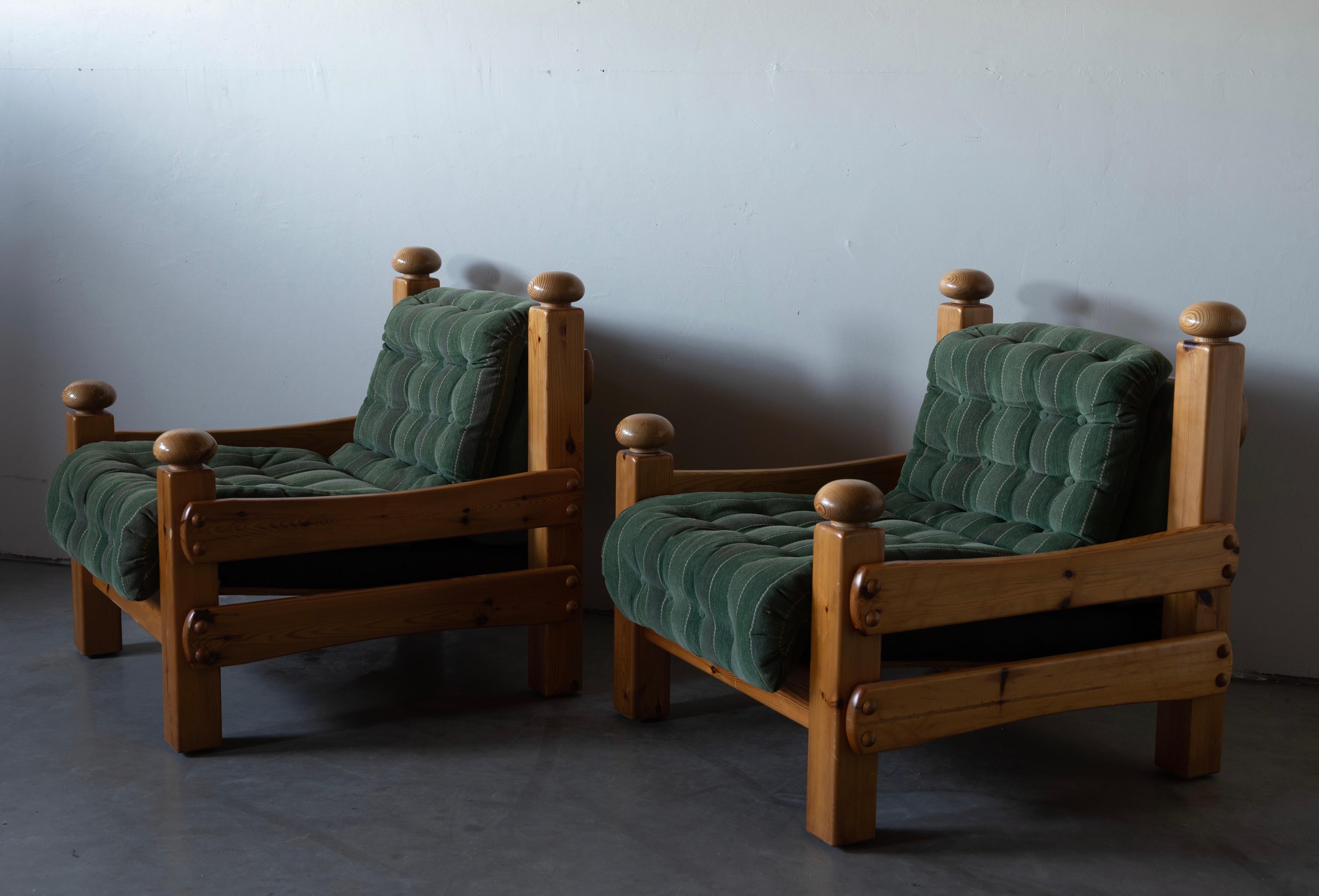 Moderne Designer suédois, fauteuils de salon, pin massif, tissu vert, Suède, 1970 en vente