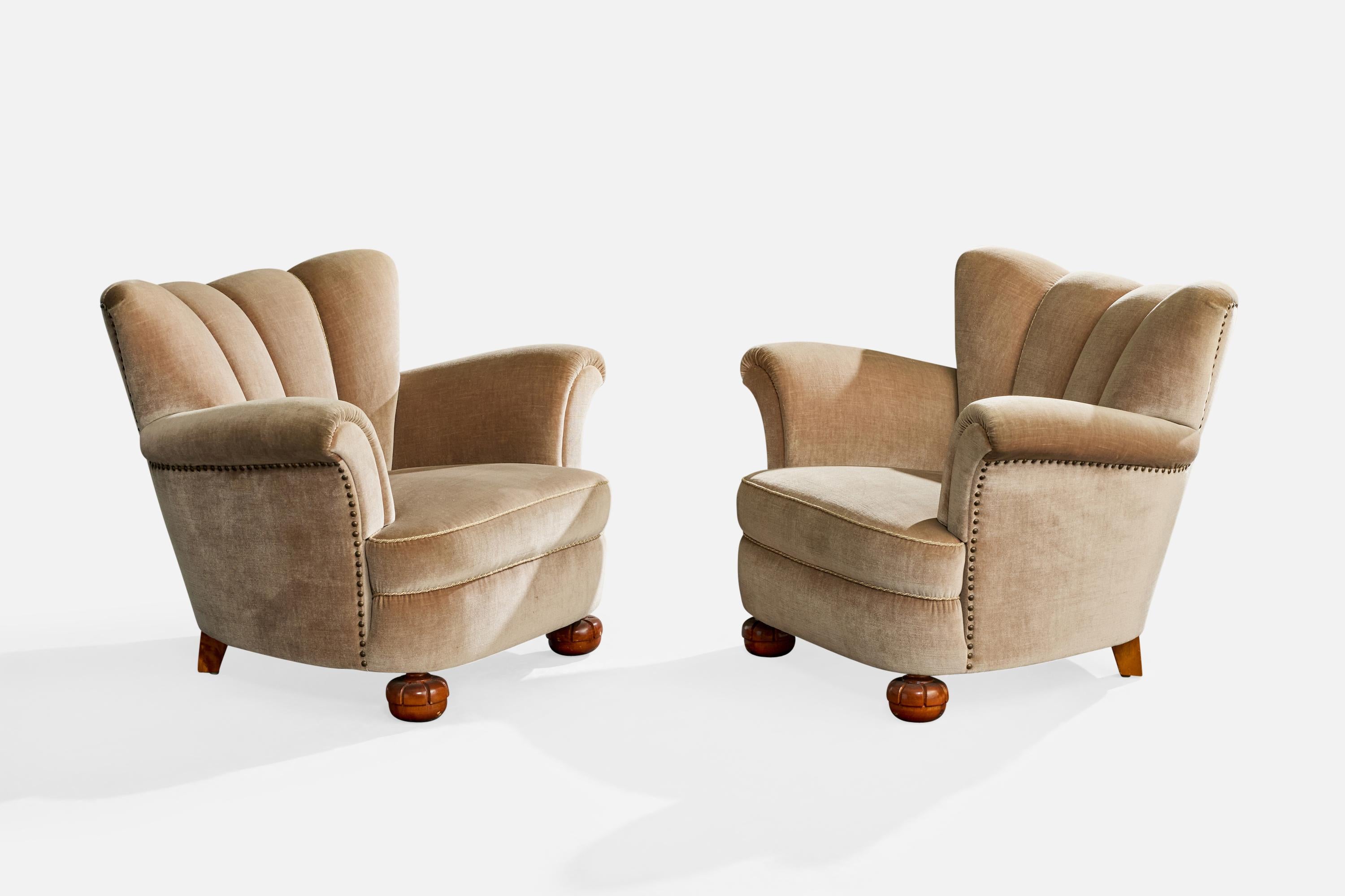 Paire de chaises longues en velours brun et en bois teinté foncé, conçues et produites en Suède, C.C.

Rembourré à un moment donné de l'histoire. Petites taches et imperfections sur l'ensemble du tissu avec une usure modérée sur les accoudoirs.