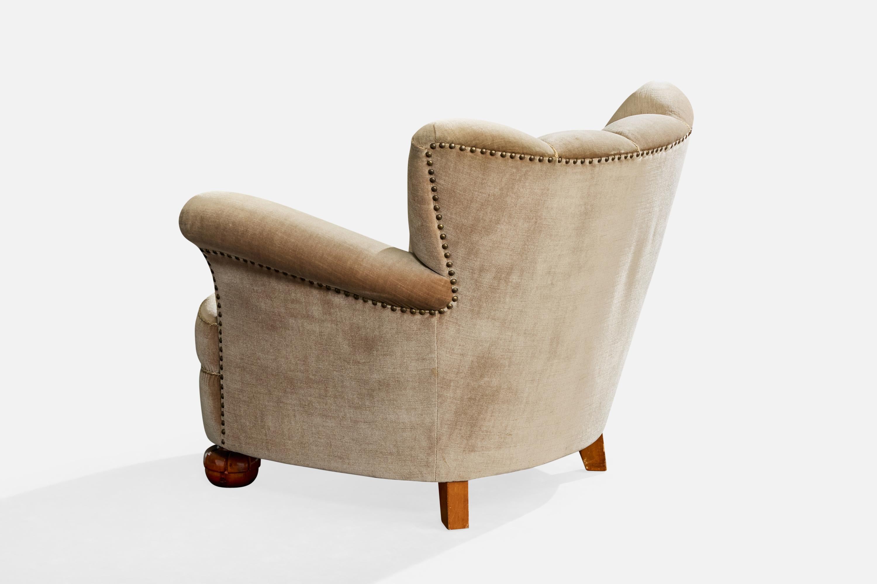 Milieu du XXe siècle Designer suédois, fauteuils de salon, velours, bois, Suède, années 1940 en vente