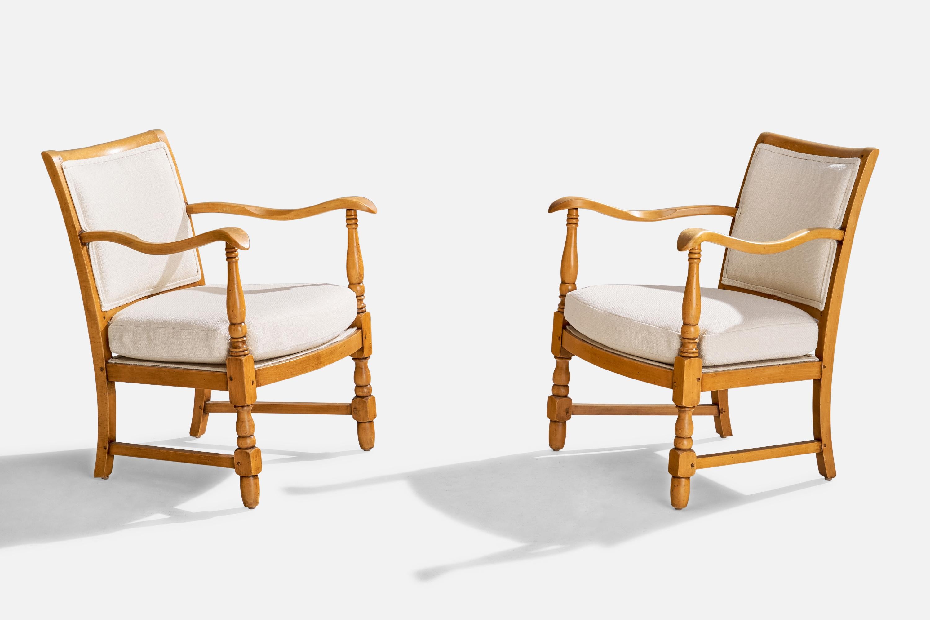 Paire de chaises ou fauteuils de salon en bois et tissu blanc, conçus et fabriqués en Suède, C.C..

Dimensions du siège : 30.125 
