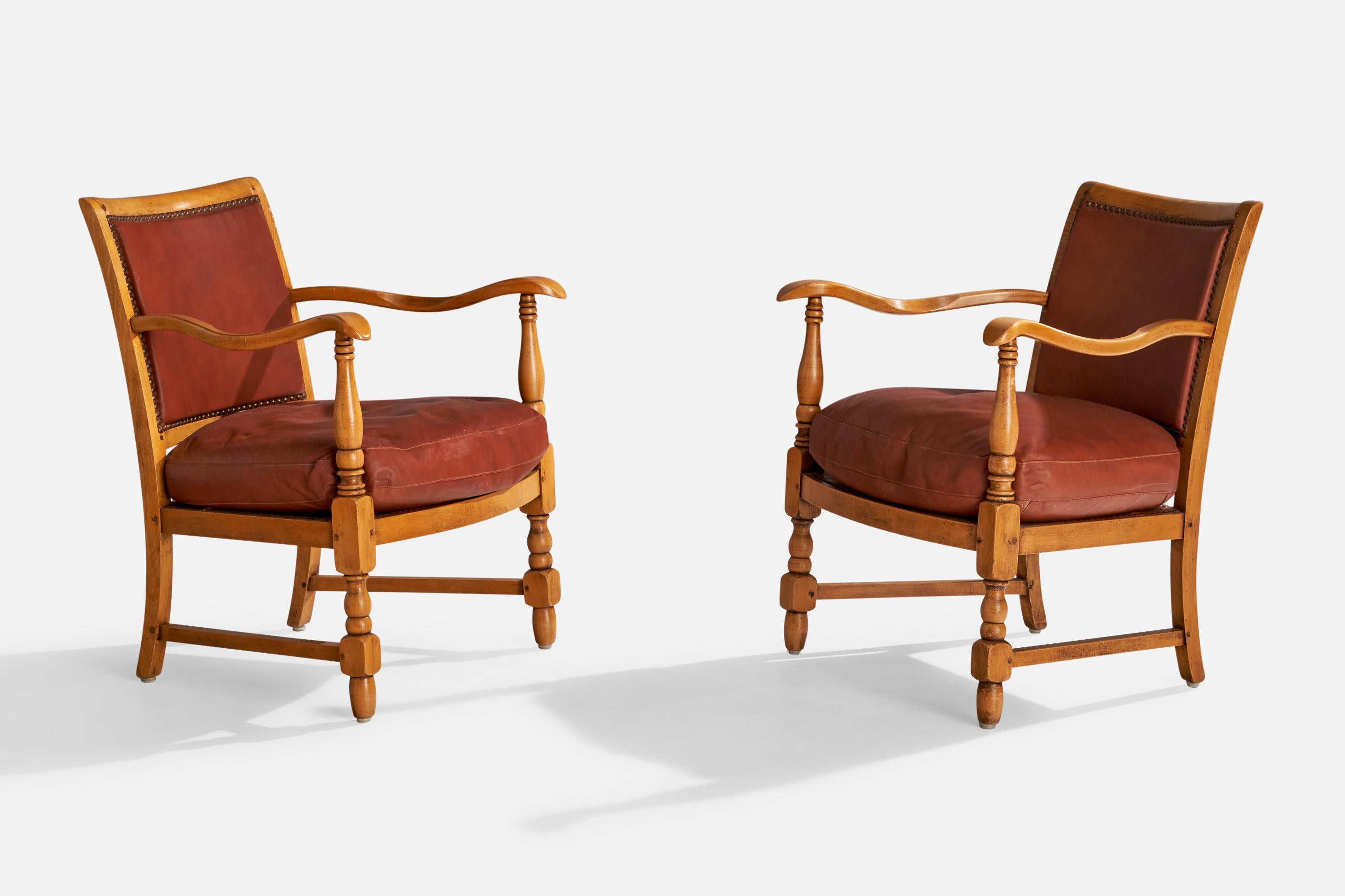 Paire de chaises longues en bois et en cuir rouge, conçues et fabriquées en Suède, C.C.

Dimensions : 30.5