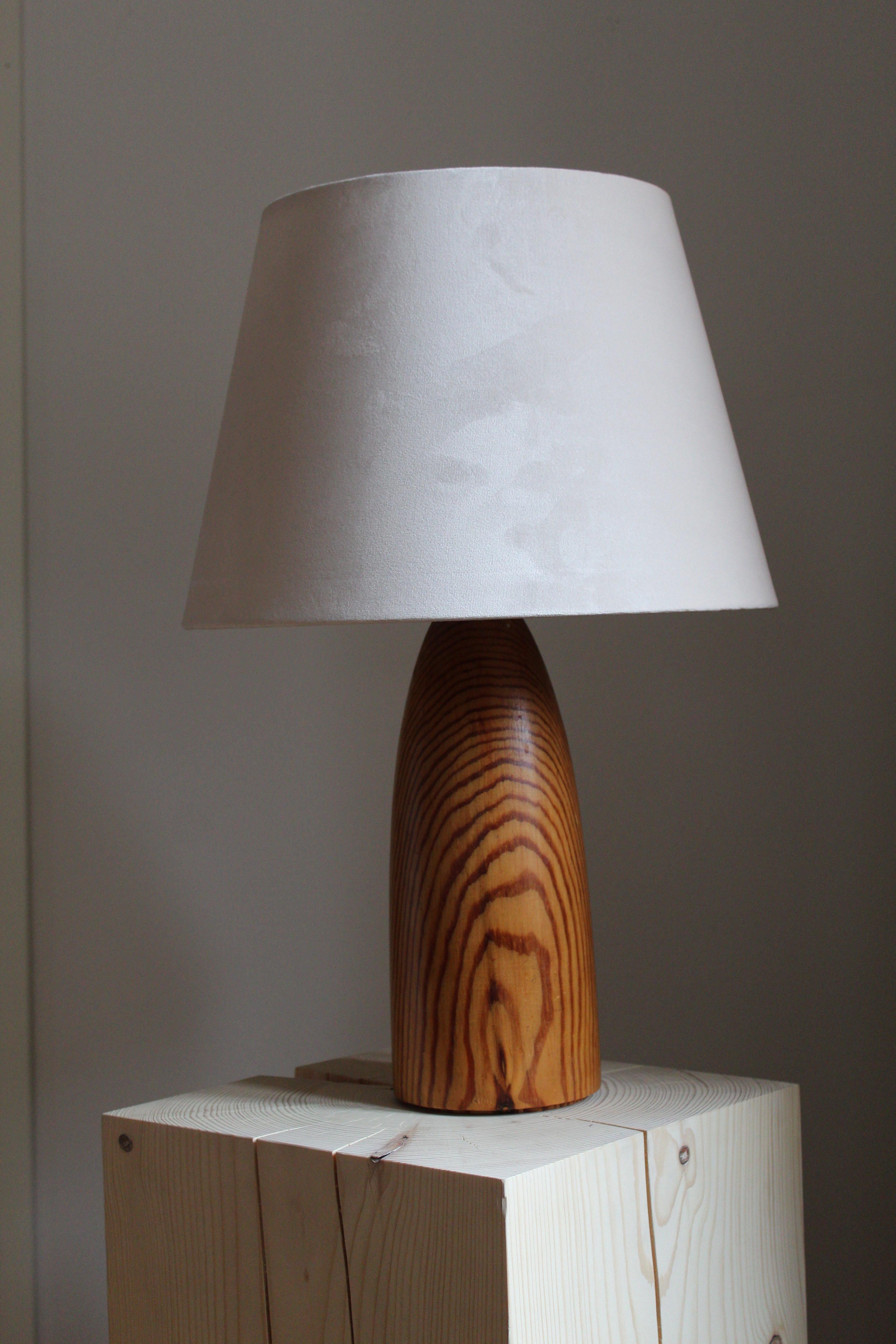 A Modernist table lamp or desk lights. In solid finely sculpted pine.

Lampshade is not included in the purchase. Stated dimensions excluding lampshade.


 