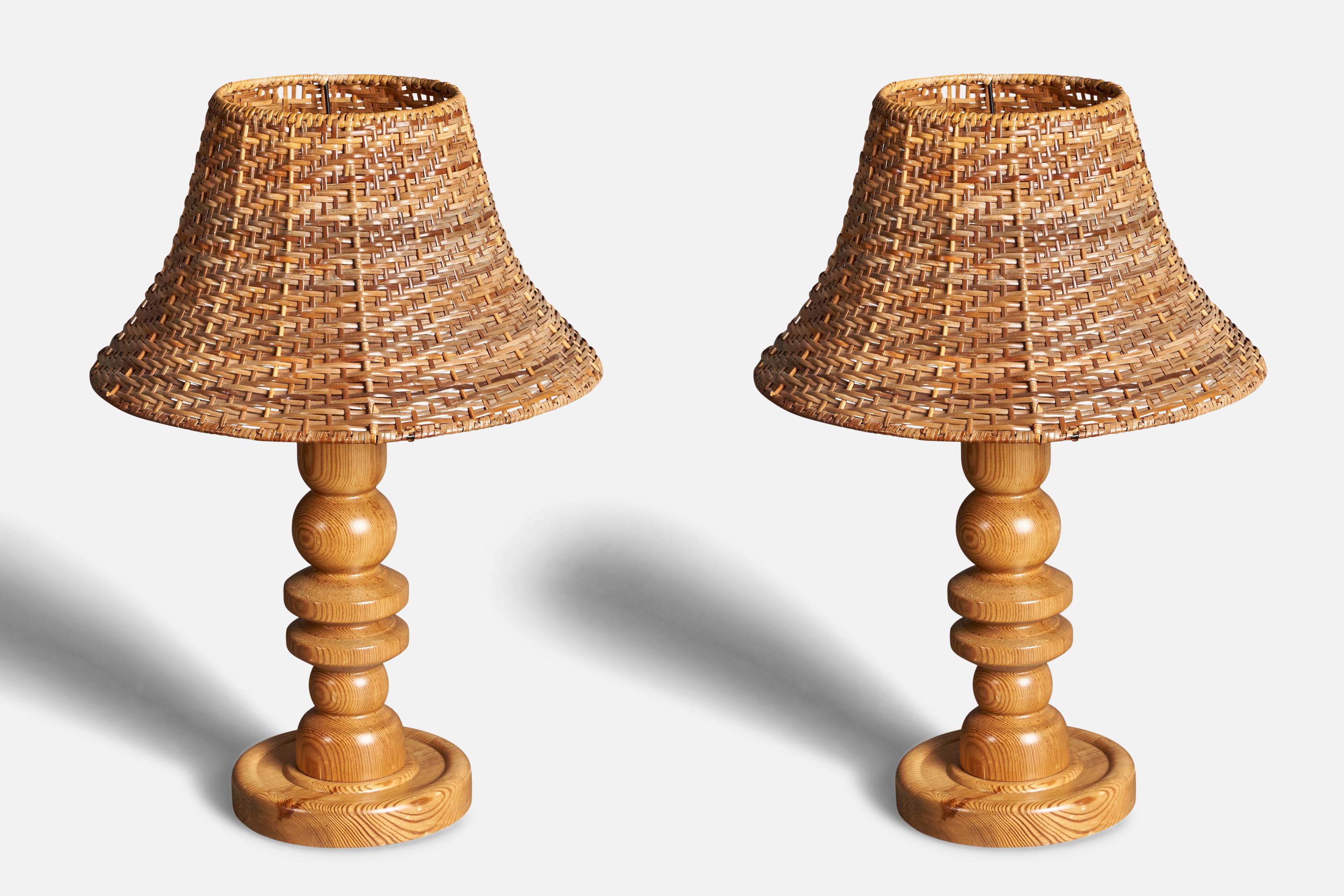 A pair of Mid-Century Modernist table lamps or desk lights. In solid finely sculpted pine.

Lampshades are not included in the purchase. Stated dimensions excluding lampshades.

  
 