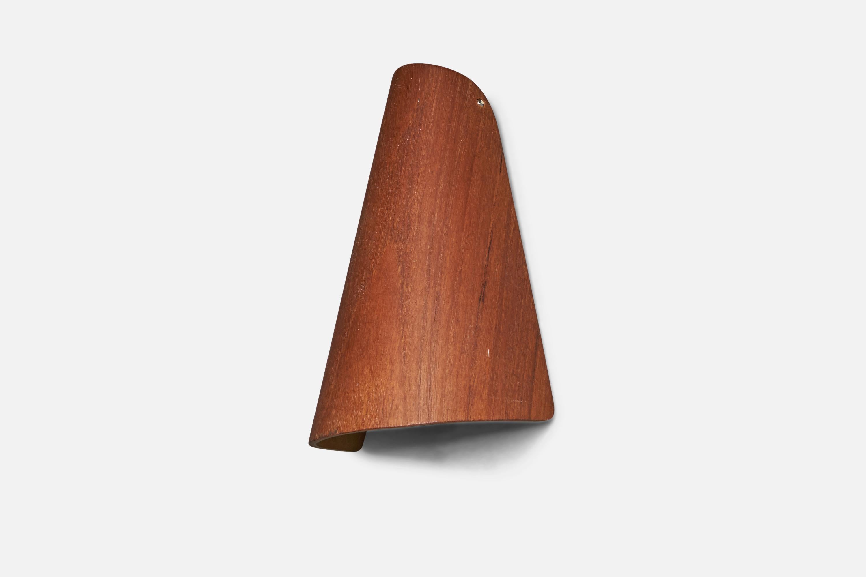 Swedish Designer, Minimalist Wall Light / Sconce, Teak, Sweden, 1950s In Good Condition For Sale In High Point, NC
