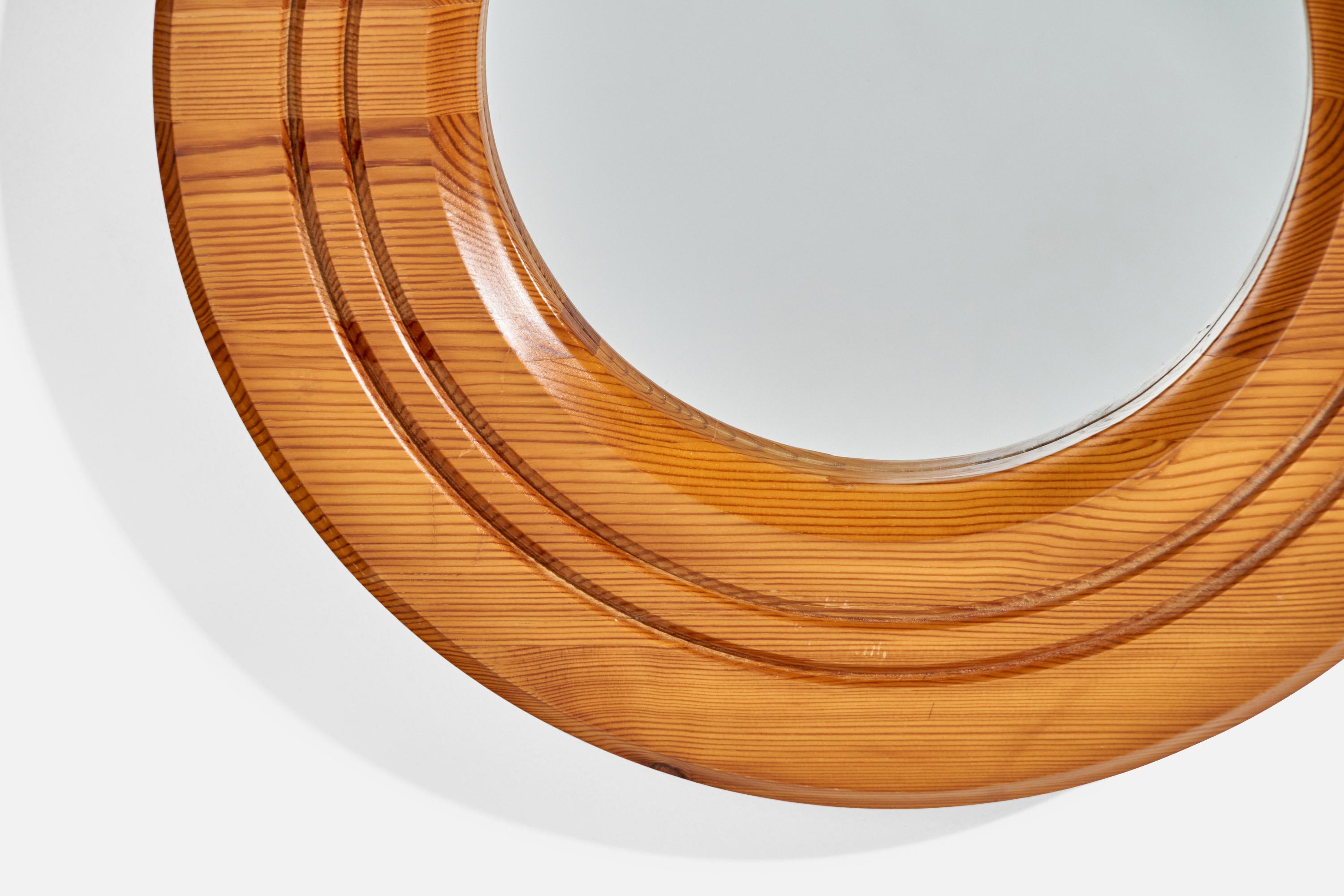 Espejo de pared de pino diseñado y fabricado en Suecia, años setenta. 