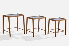 Designer suédois, tables gigognes, orme, verre, Suède, années 1940