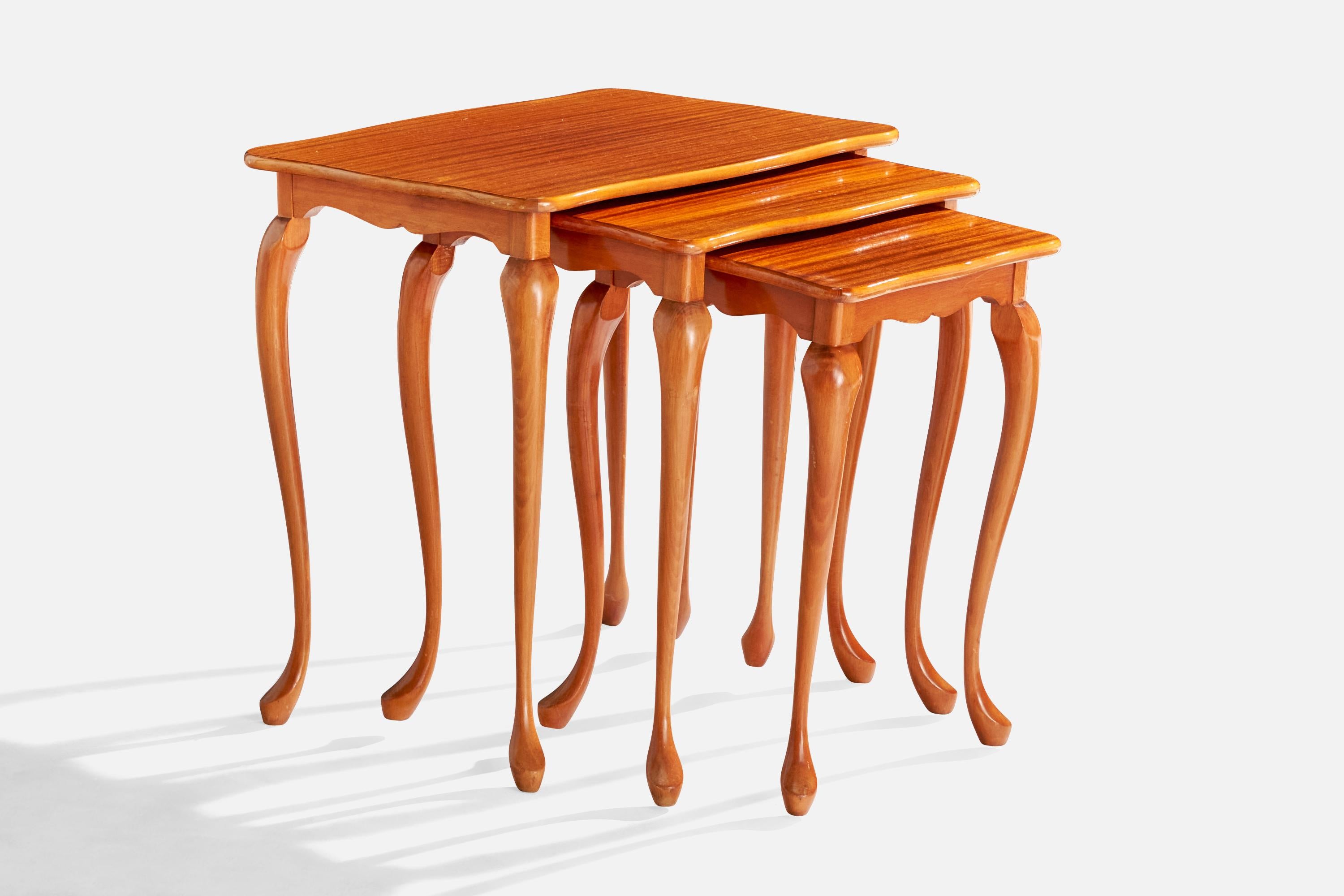 Conjunto de tres mesas nido de madera diseñadas y fabricadas en Suecia, años 30.
