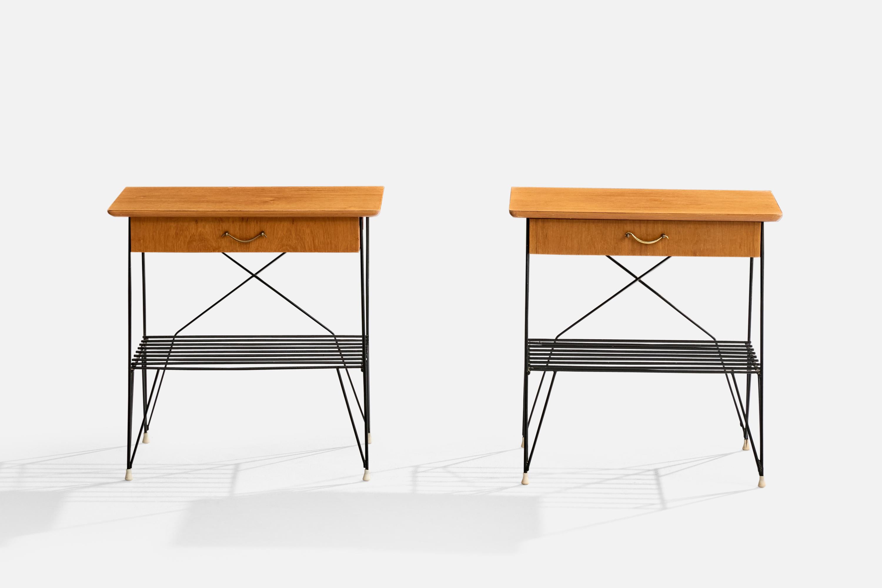 Coppia di comodini in teak, ottone e metallo laccato nero progettati e prodotti in Svezia, anni '50 circa.

Dimensioni complessive (pollici): 20,75 