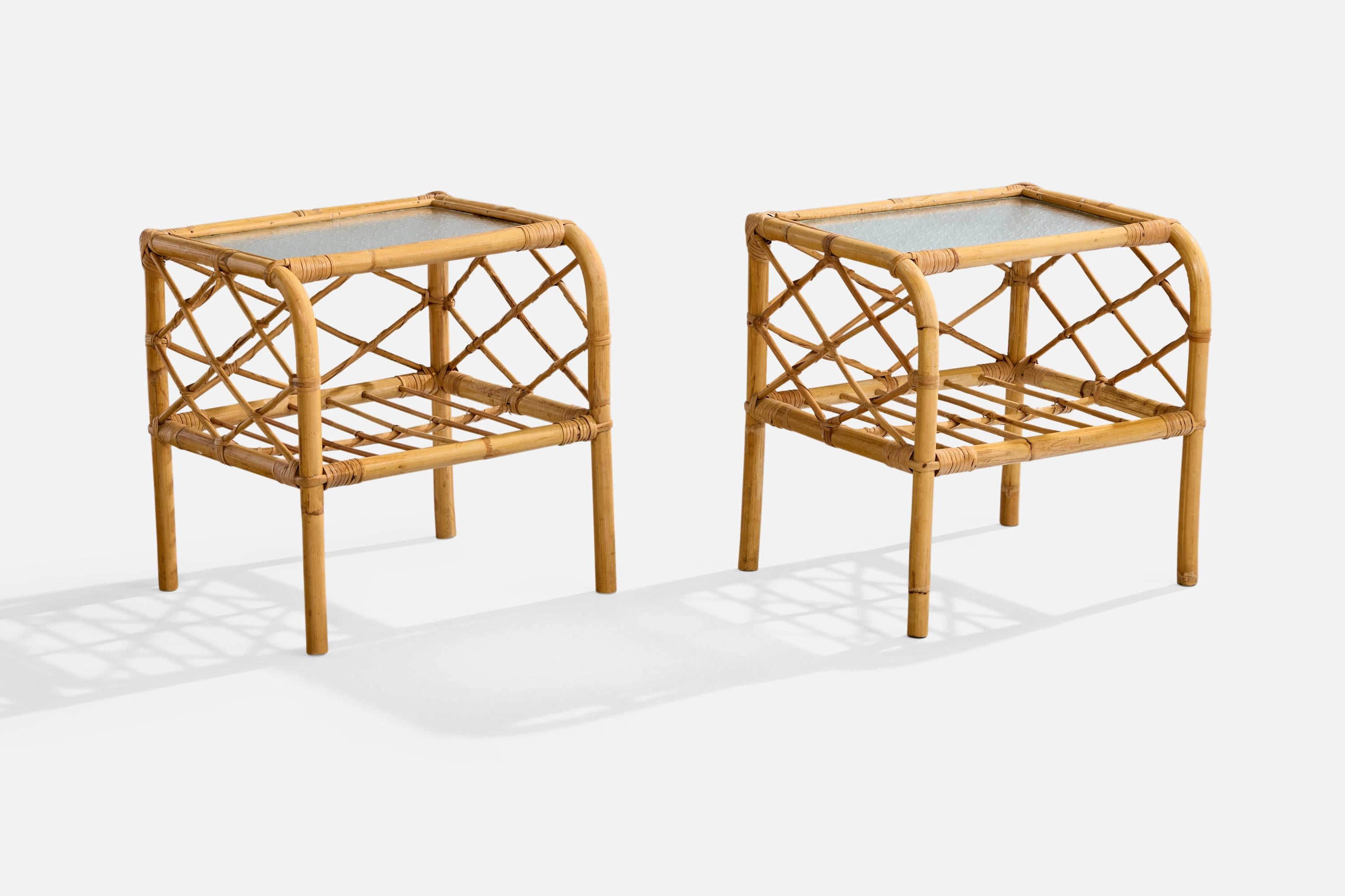 Coppia di comodini o tavolini in bambù, rattan e vetro smerigliato progettati e prodotti in Svezia, anni '50 circa.

Dimensioni complessive (pollici): 19,5 