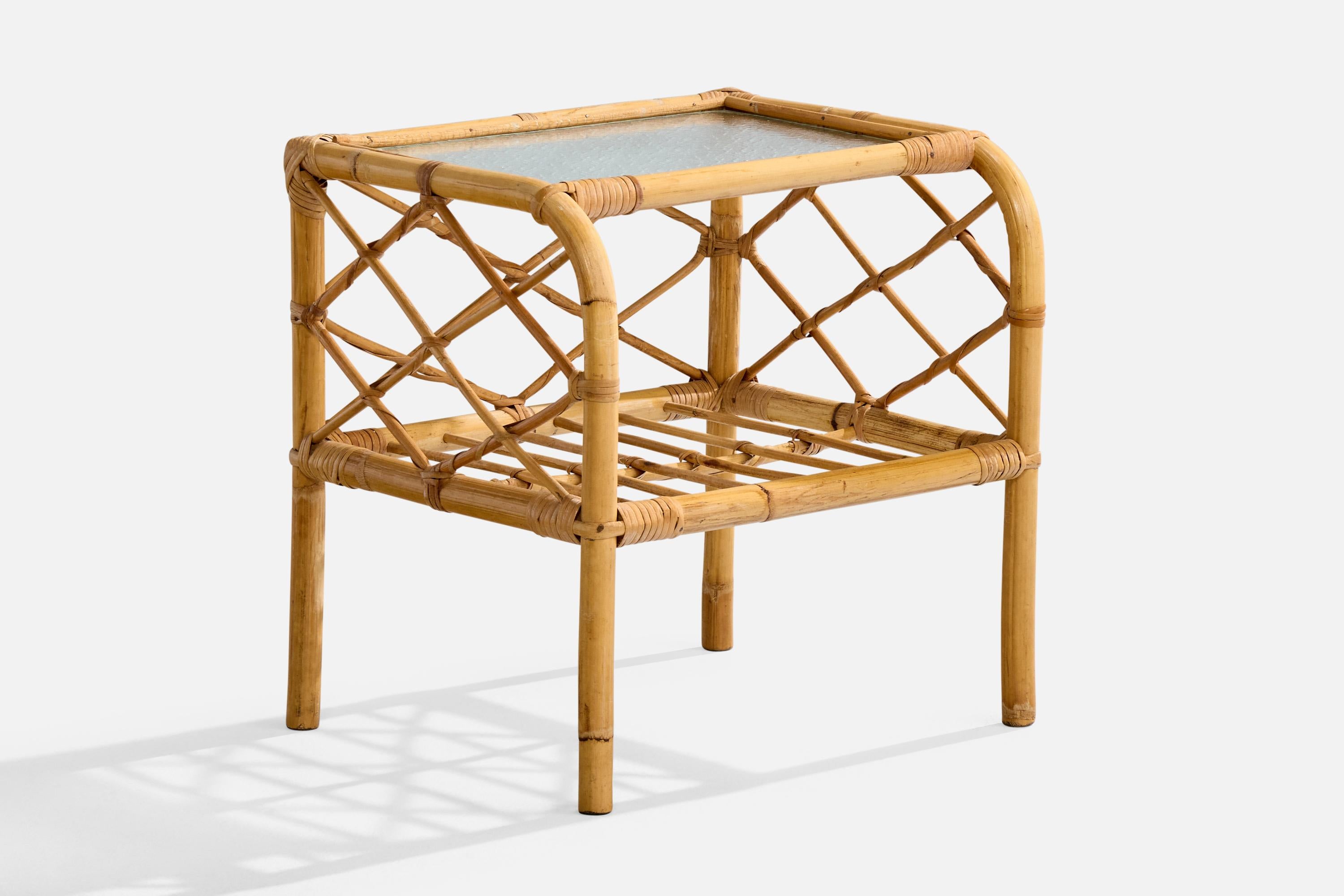 Svedese Comodini di design svedese, bambù, rattan, vetro, Svezia, anni '50 in vendita