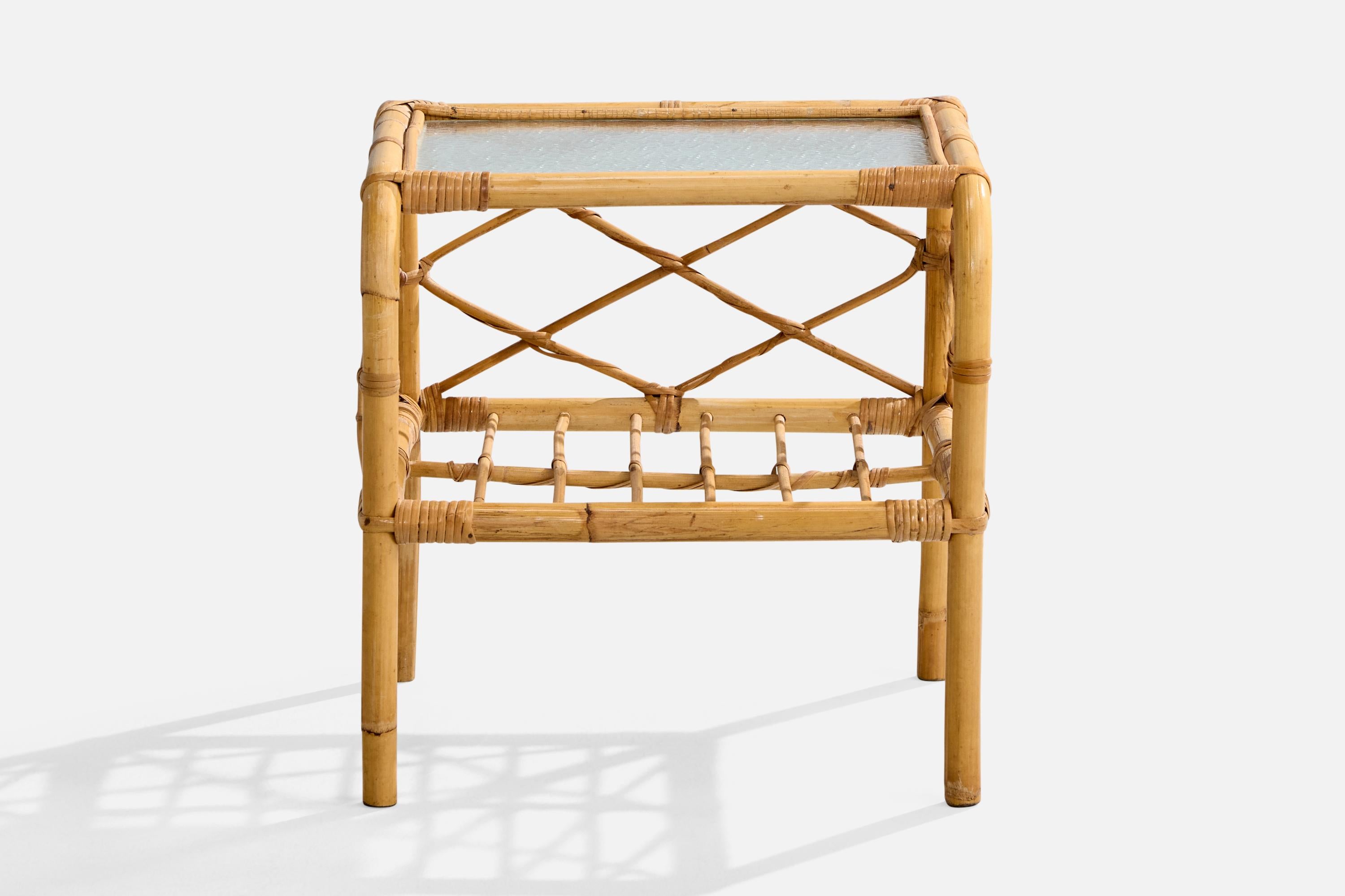Comodini di design svedese, bambù, rattan, vetro, Svezia, anni '50 In condizioni buone in vendita a High Point, NC